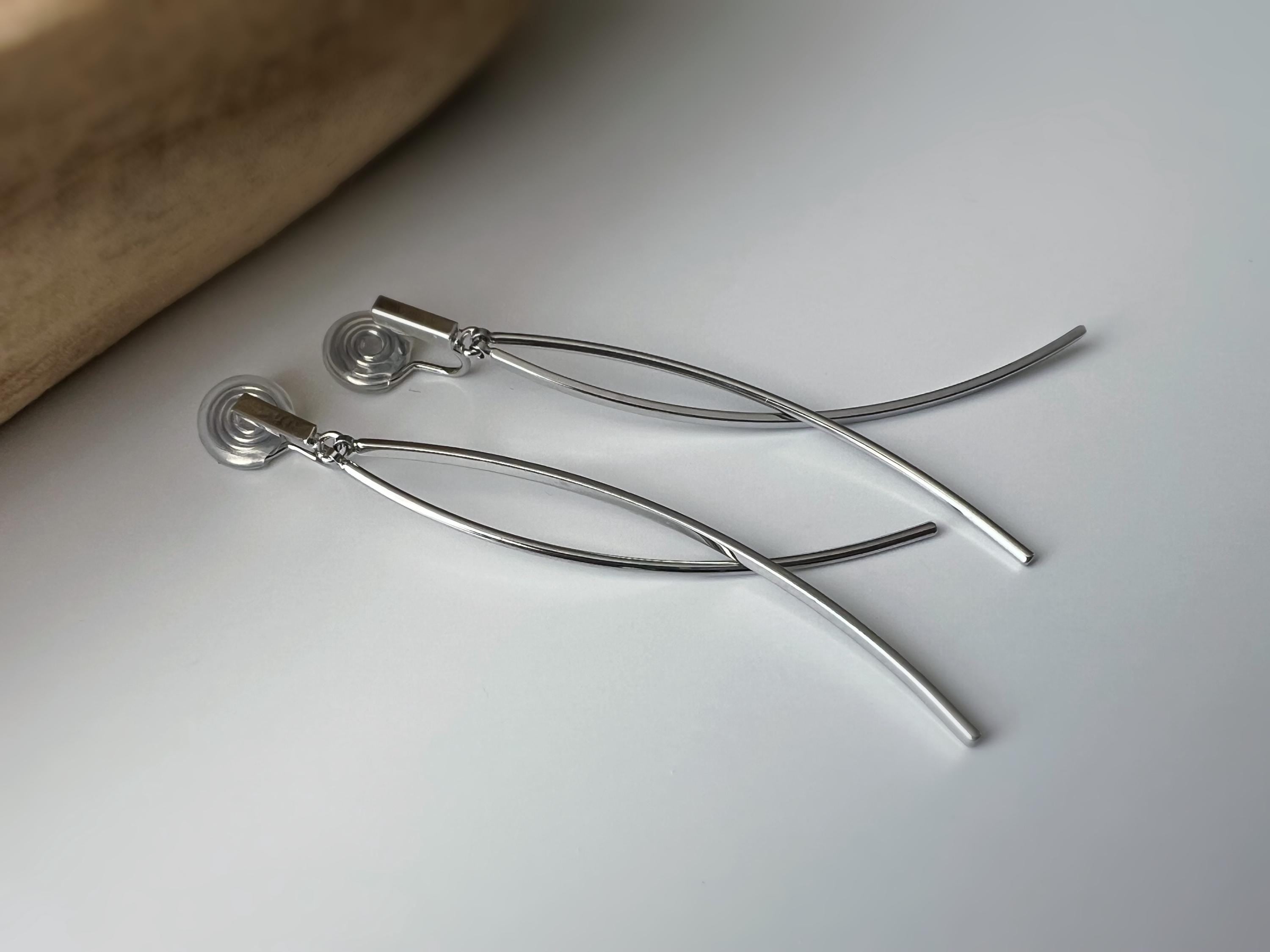 Boucles d'oreilles clips minimalistes longue barre courbée Or/ Argent design épuré et élégant. Parfaites pour un look moderne et sophistiqué