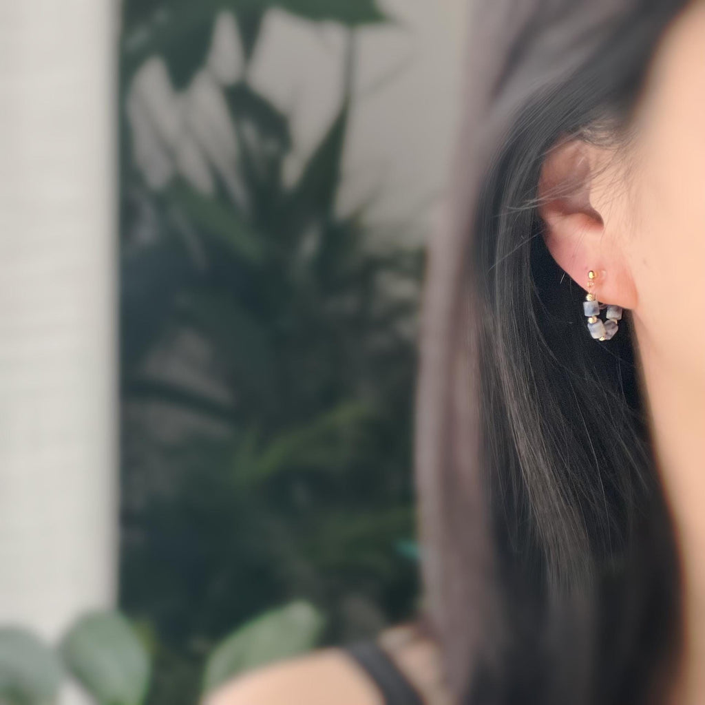 Boucles d'oreilles clip élégantes Perles cylindriques pierres bleues Mini perles gravées dorées /argentées. Confortable look raffiné naturel