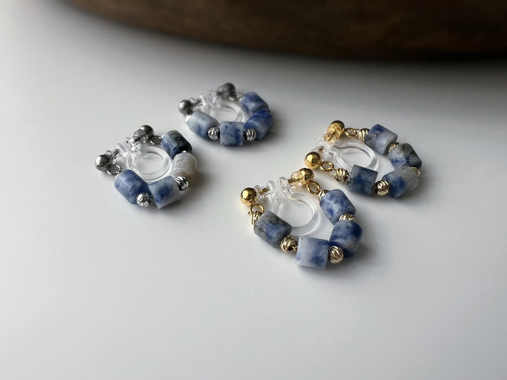 Boucles d'oreilles clip élégantes Perles cylindriques pierres bleues Mini perles gravées dorées /argentées. Confortable look raffiné naturel