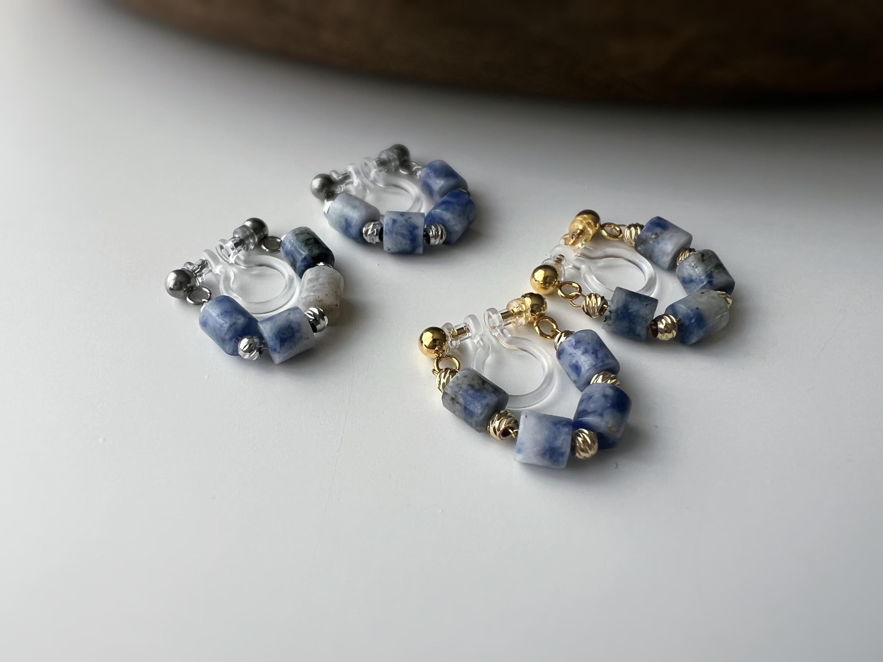 Boucles d'oreilles clip élégantes Perles cylindriques pierres bleues Mini perles gravées dorées /argentées. Confortable look raffiné naturel