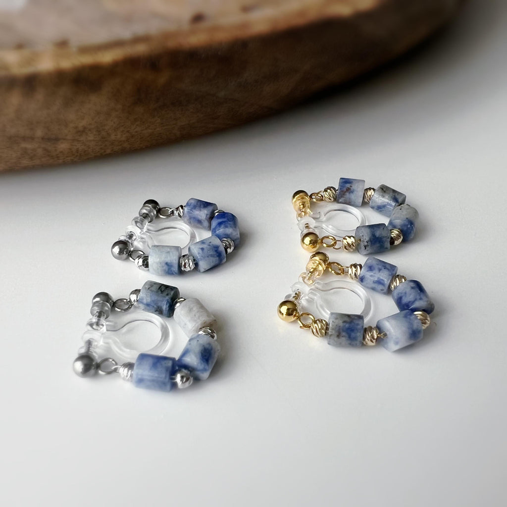 Boucles d'oreilles clip élégantes Perles cylindriques pierres bleues Mini perles gravées dorées /argentées. Confortable look raffiné naturel