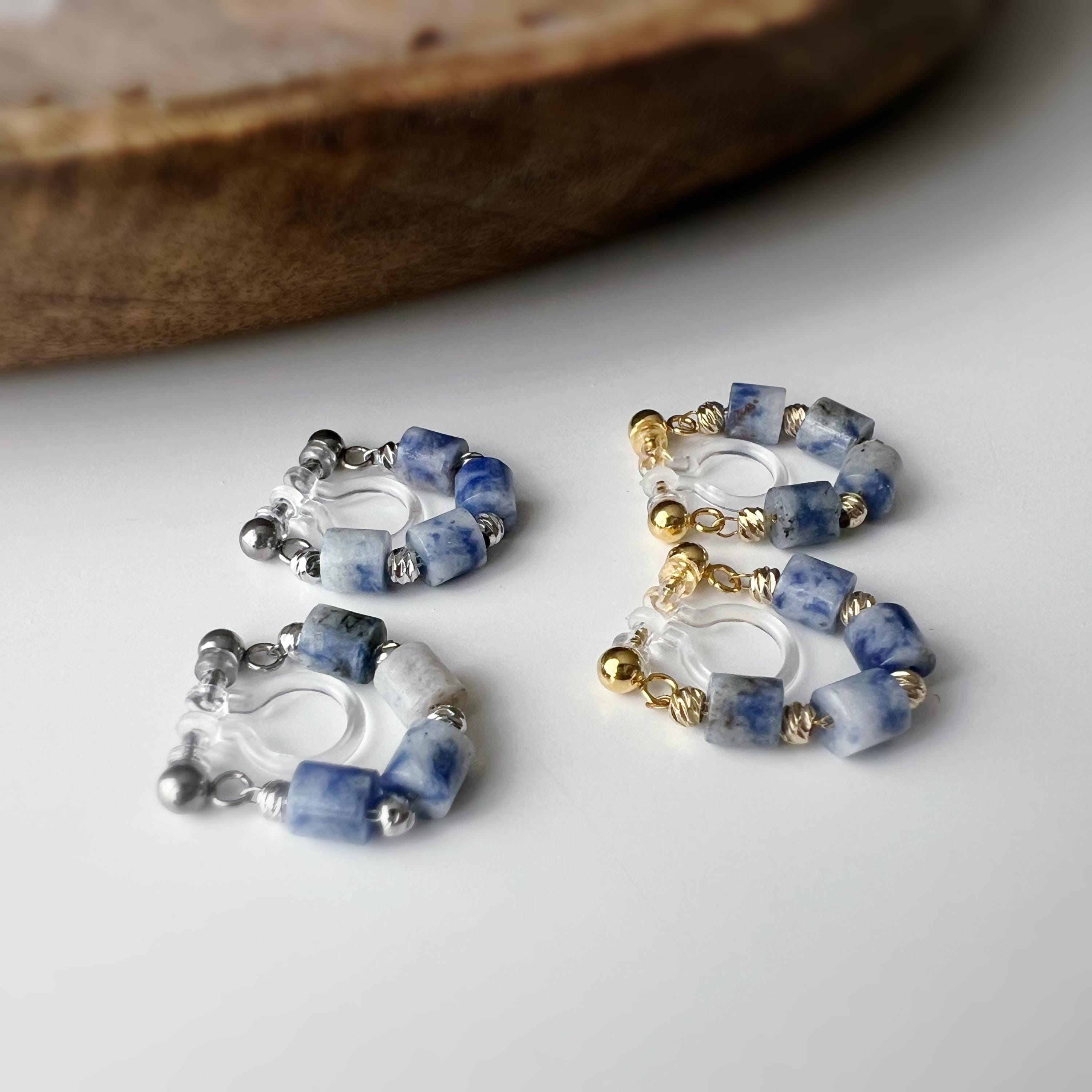 Boucles d'oreilles clip élégantes Perles cylindriques pierres bleues Mini perles gravées dorées /argentées. Confortable look raffiné naturel