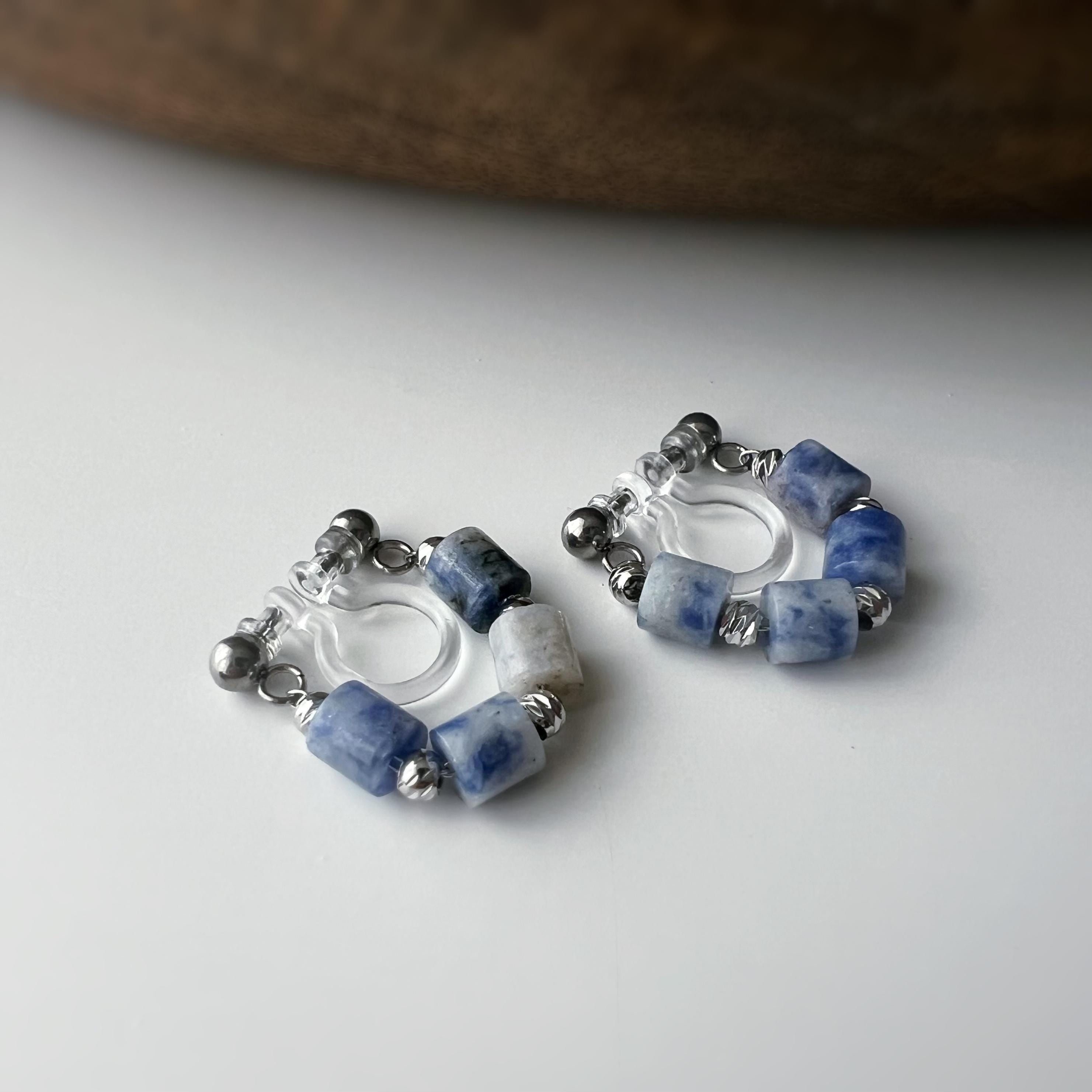 Boucles d'oreilles clip élégantes Perles cylindriques pierres bleues Mini perles gravées dorées /argentées. Confortable look raffiné naturel