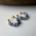Boucles d'oreilles clip élégantes Perles cylindriques pierres bleues Mini perles gravées dorées /argentées. Confortable look raffiné naturel