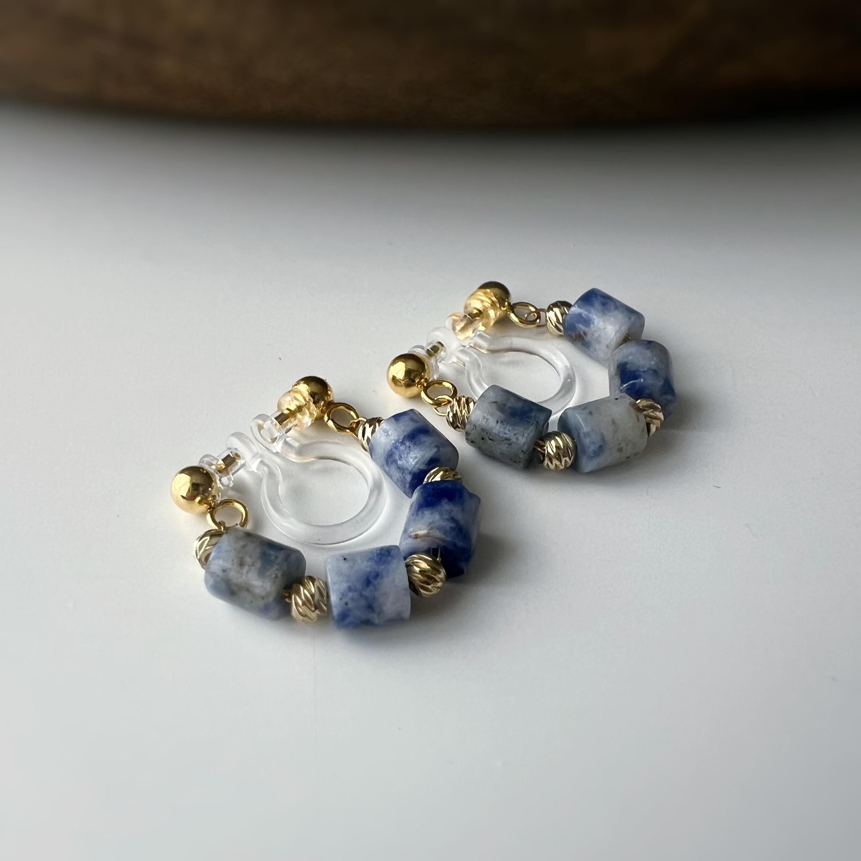 Boucles d'oreilles clip élégantes Perles cylindriques pierres bleues Mini perles gravées dorées /argentées. Confortable look raffiné naturel