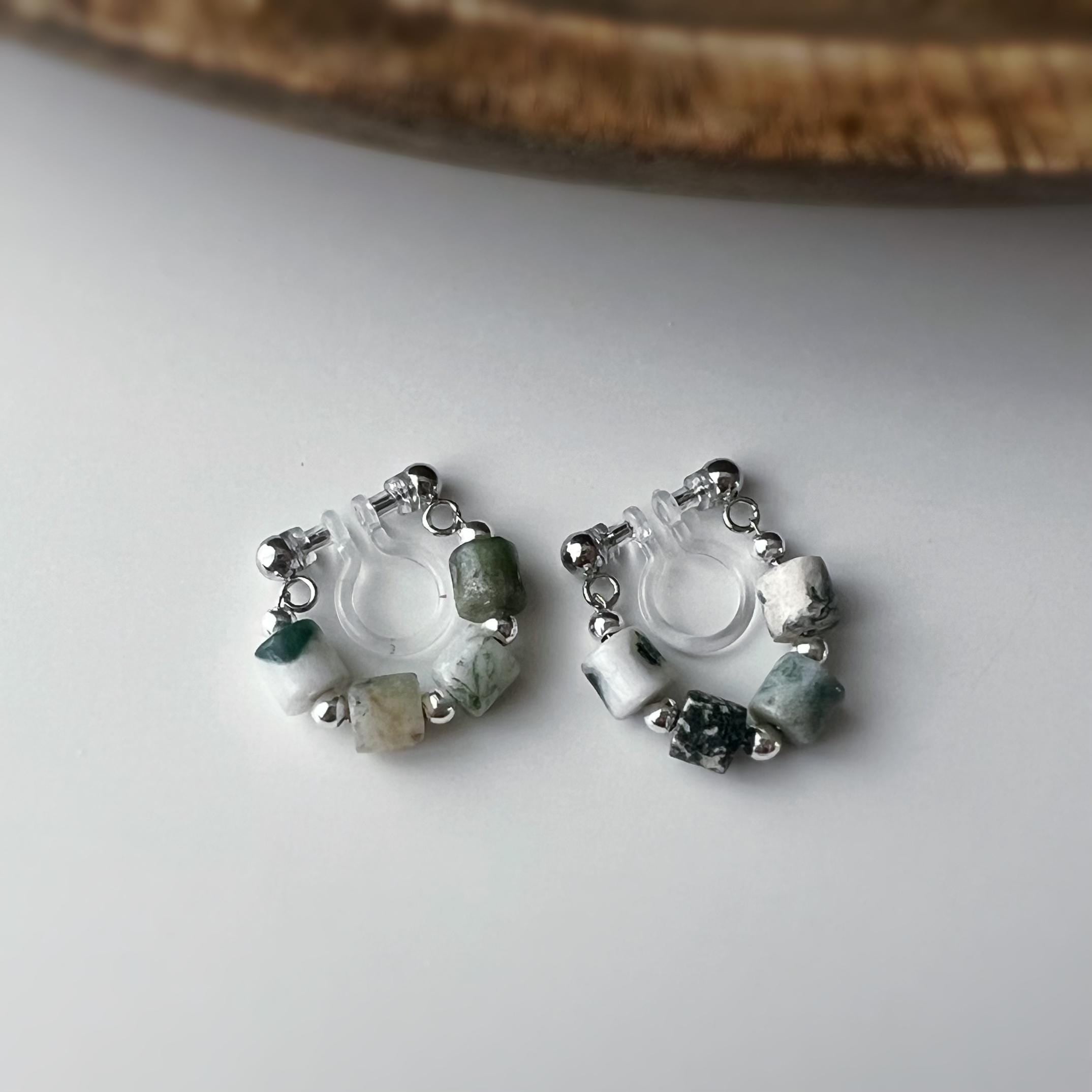 Boucles d'oreilles clip élégantes Perles cylindriques pierres vert blanc Perles gravées dorées /argentées. Confortable look raffiné naturel