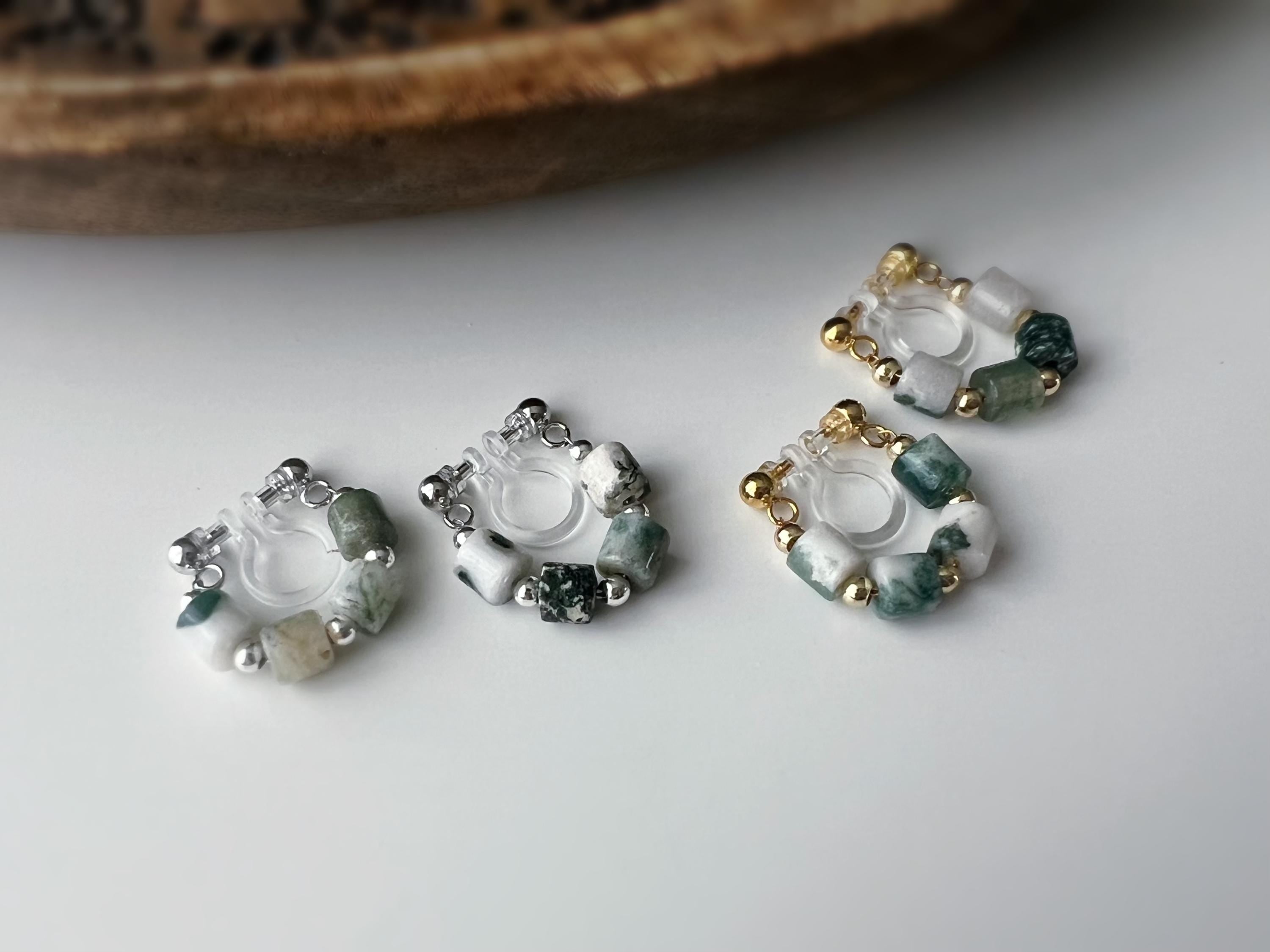 Boucles d'oreilles clip élégantes Perles cylindriques pierres vert blanc Perles gravées dorées /argentées. Confortable look raffiné naturel