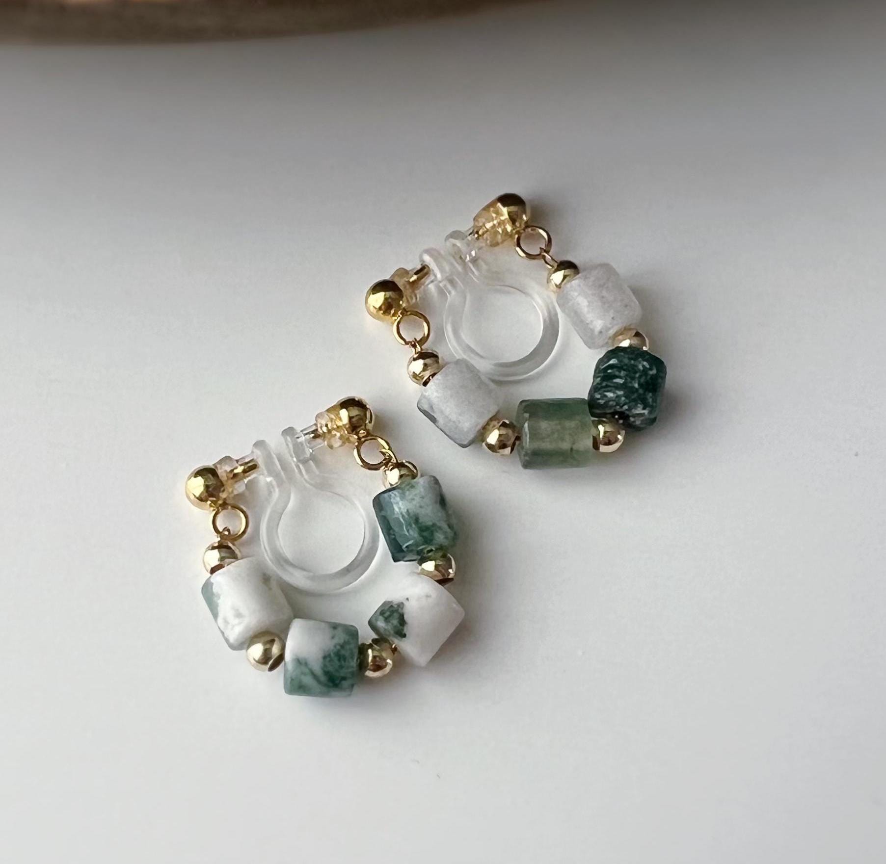 Boucles d'oreilles clip élégantes Perles cylindriques pierres vert blanc Perles gravées dorées /argentées. Confortable look raffiné naturel