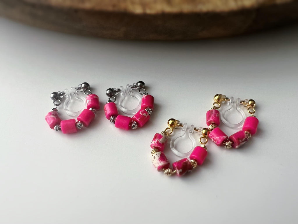 Boucles d'oreilles clip élégantes Perles cylindriques pierres rose fluo blanc Perle gravée dorée /argentée. Confortable look raffiné naturel