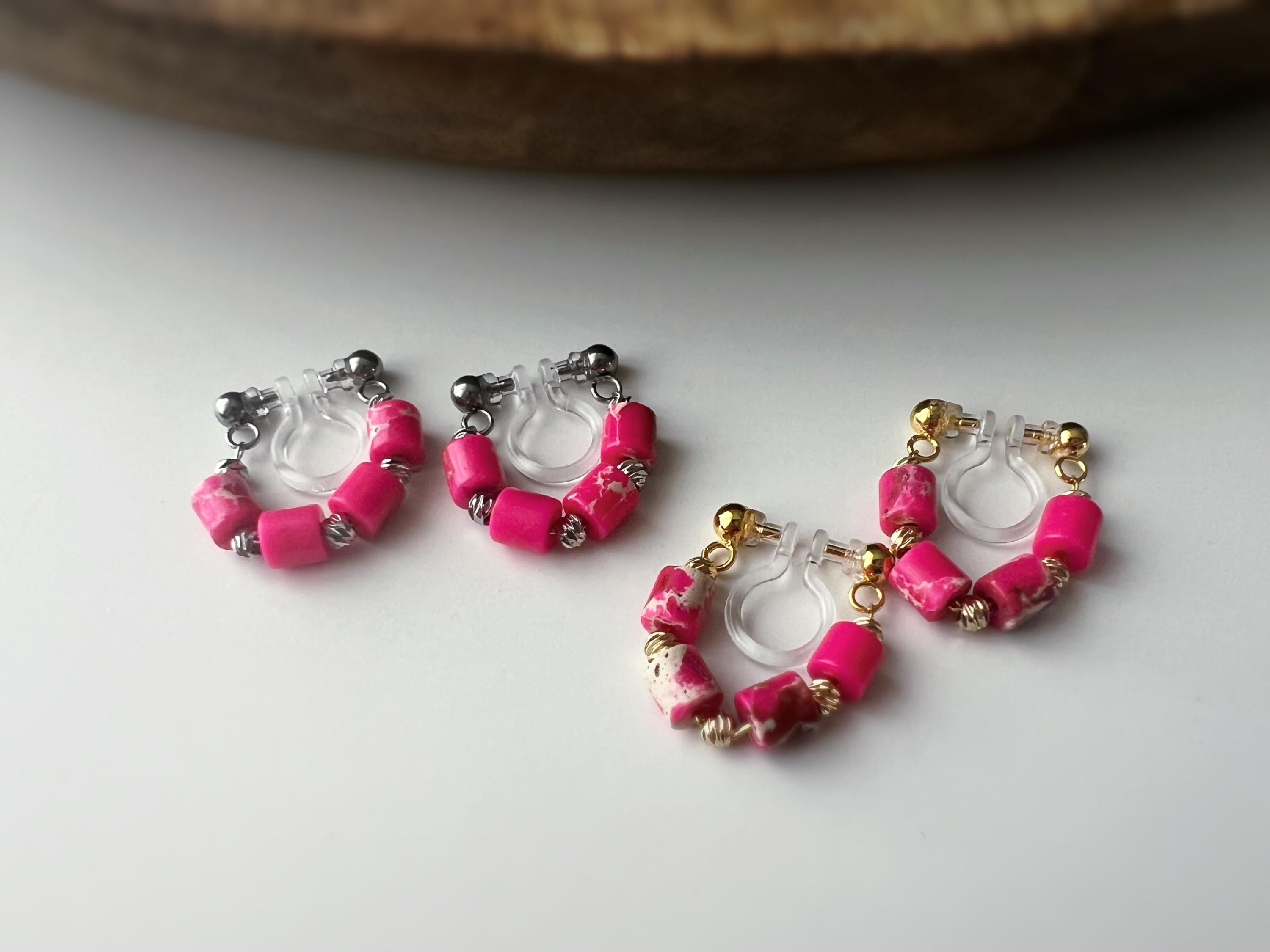 Boucles d'oreilles clip élégantes Perles cylindriques pierres rose fluo blanc Perle gravée dorée /argentée. Confortable look raffiné naturel