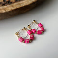 Boucles d'oreilles clip élégantes Perles cylindriques pierres rose fluo blanc Perle gravée dorée /argentée. Confortable look raffiné naturel