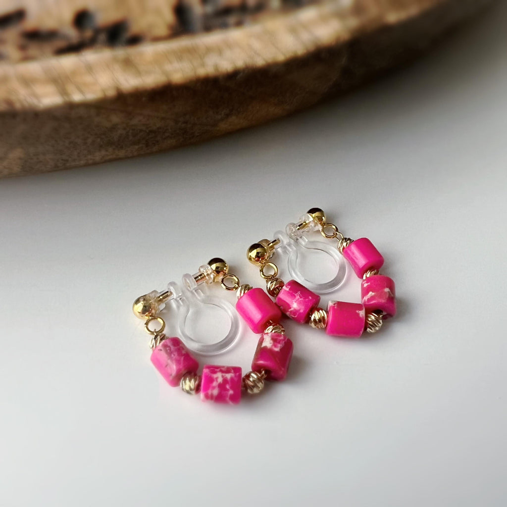 Boucles d'oreilles clip élégantes Perles cylindriques pierres rose fluo blanc Perle gravée dorée /argentée. Confortable look raffiné naturel