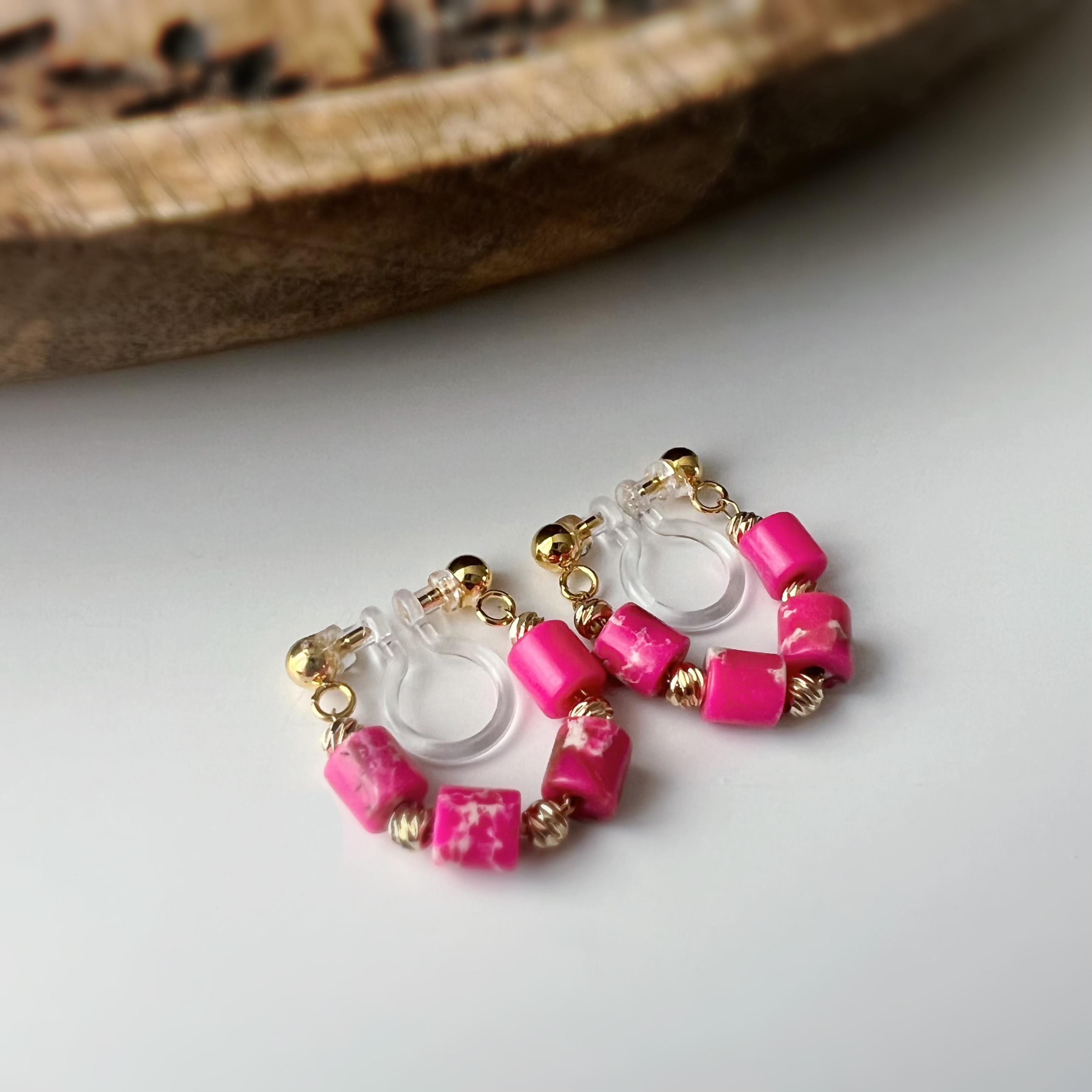 Boucles d'oreilles clip élégantes Perles cylindriques pierres rose fluo blanc Perle gravée dorée /argentée. Confortable look raffiné naturel