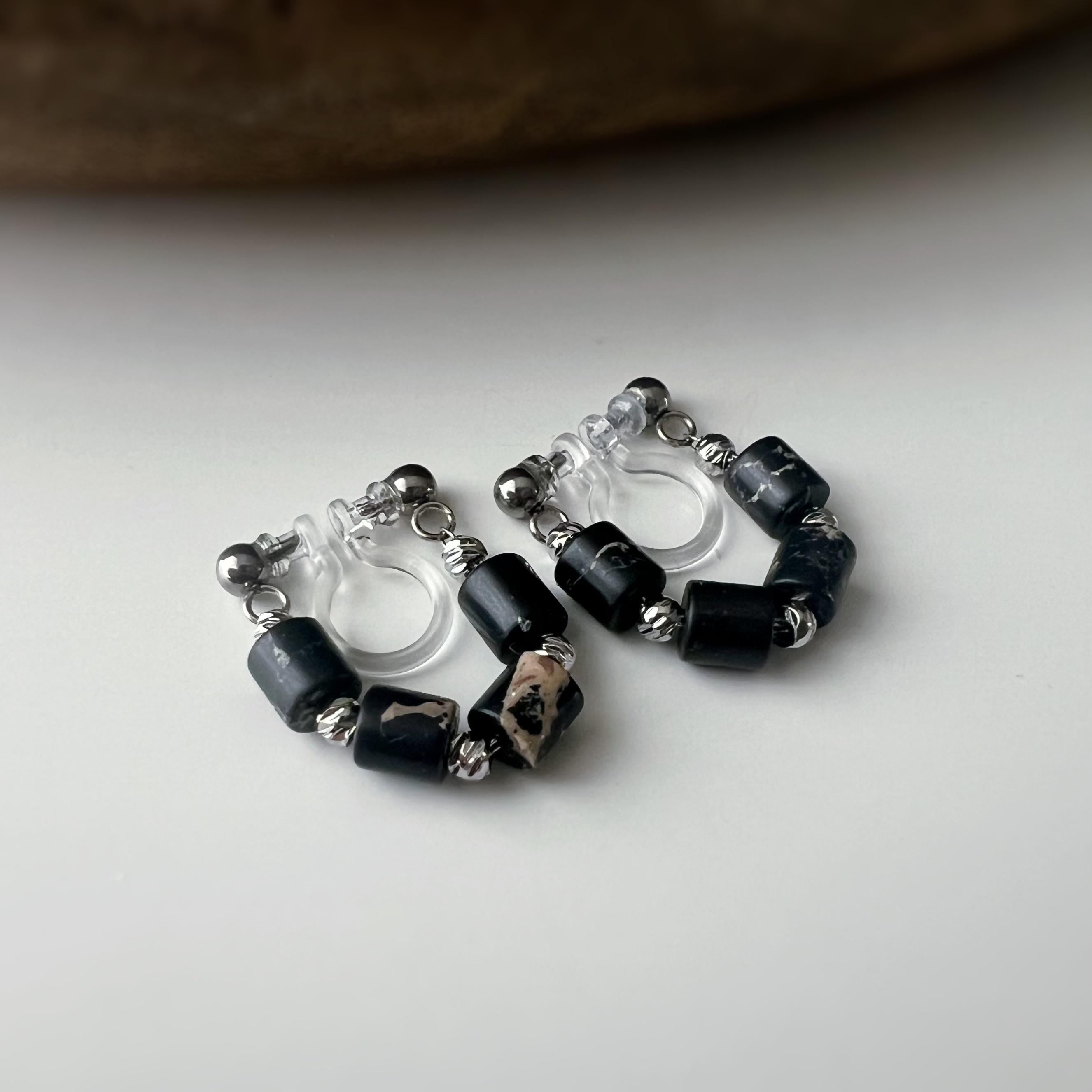 Boucles d'oreilles clip élégantes Perles cylindriques pierres noir blanc Perle gravée dorée /argentée. Confortable look raffiné naturel