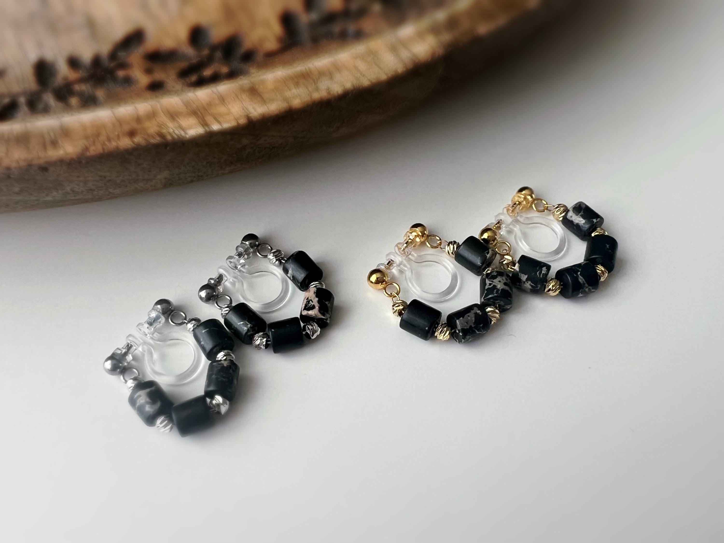 Boucles d'oreilles clip élégantes Perles cylindriques pierres noir blanc Perle gravée dorée /argentée. Confortable look raffiné naturel