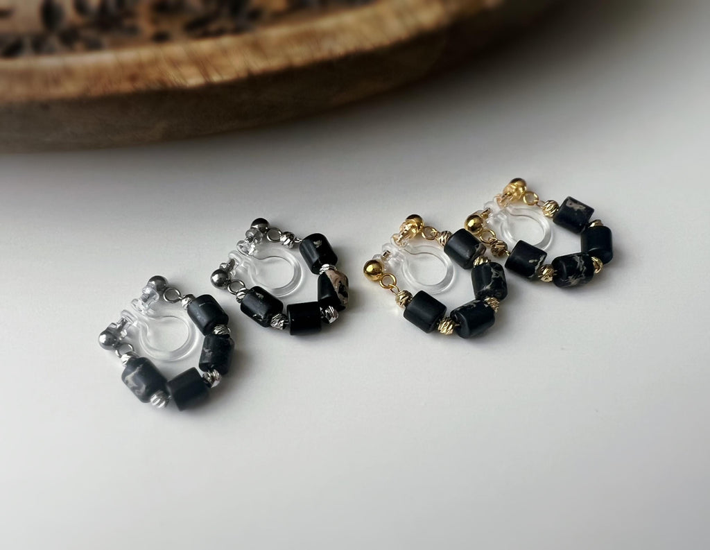 Boucles d'oreilles clip élégantes Perles cylindriques pierres noir blanc Perle gravée dorée /argentée. Confortable look raffiné naturel