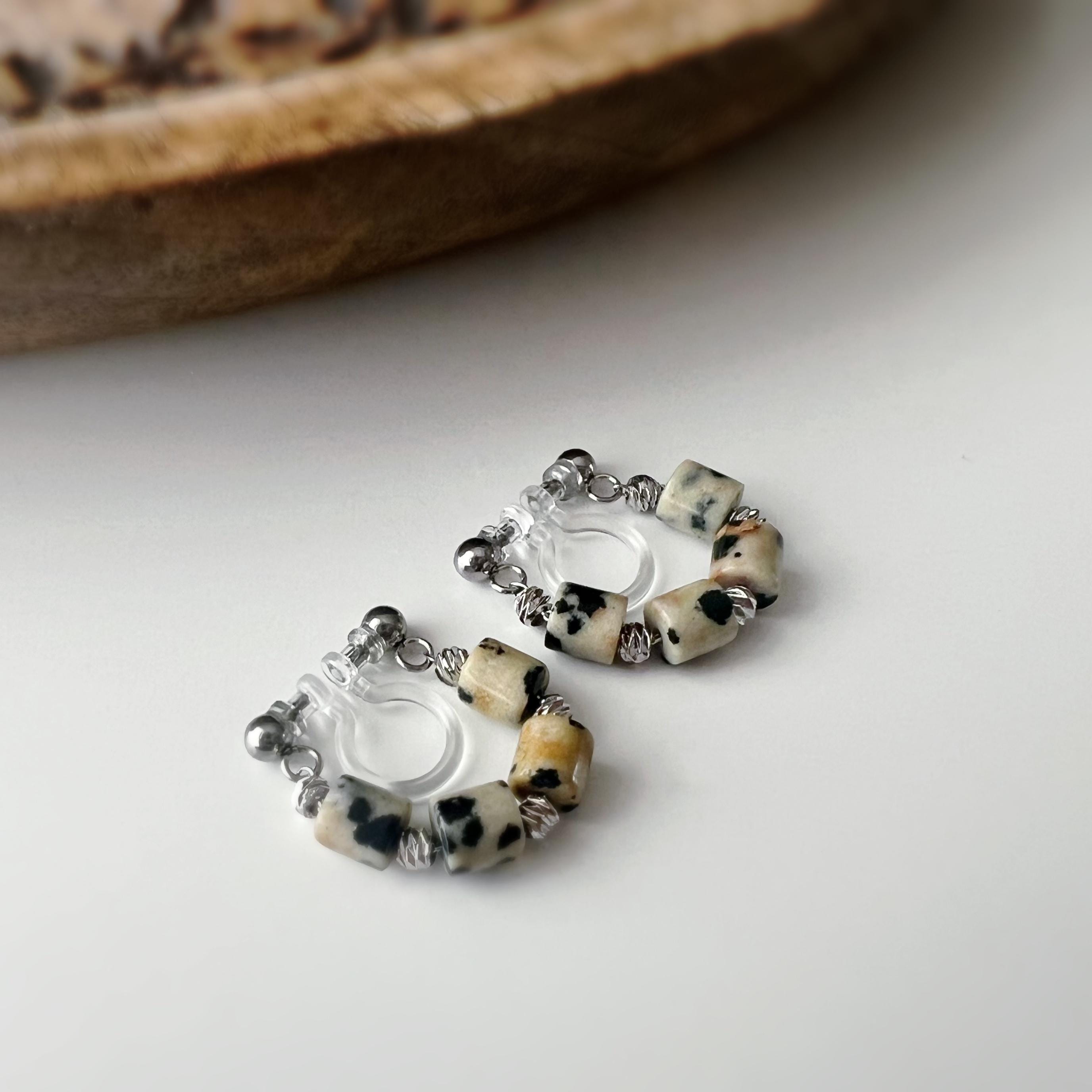 Boucles d'oreilles clip élégantes Perles cylindriques pierres dalmate blanc Perle gravée dorée /argentée. Confortable look raffiné naturel