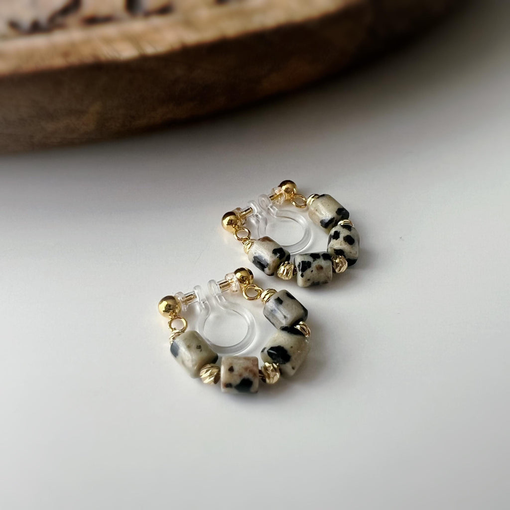 Boucles d'oreilles clip élégantes Perles cylindriques pierres dalmate blanc Perle gravée dorée /argentée. Confortable look raffiné naturel