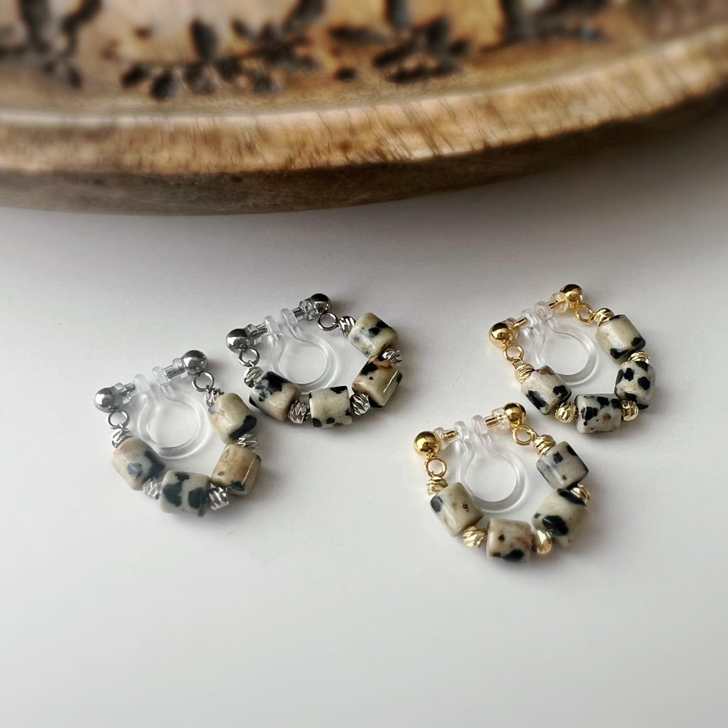 Boucles d'oreilles clip élégantes Perles cylindriques pierres dalmate blanc Perle gravée dorée /argentée. Confortable look raffiné naturel