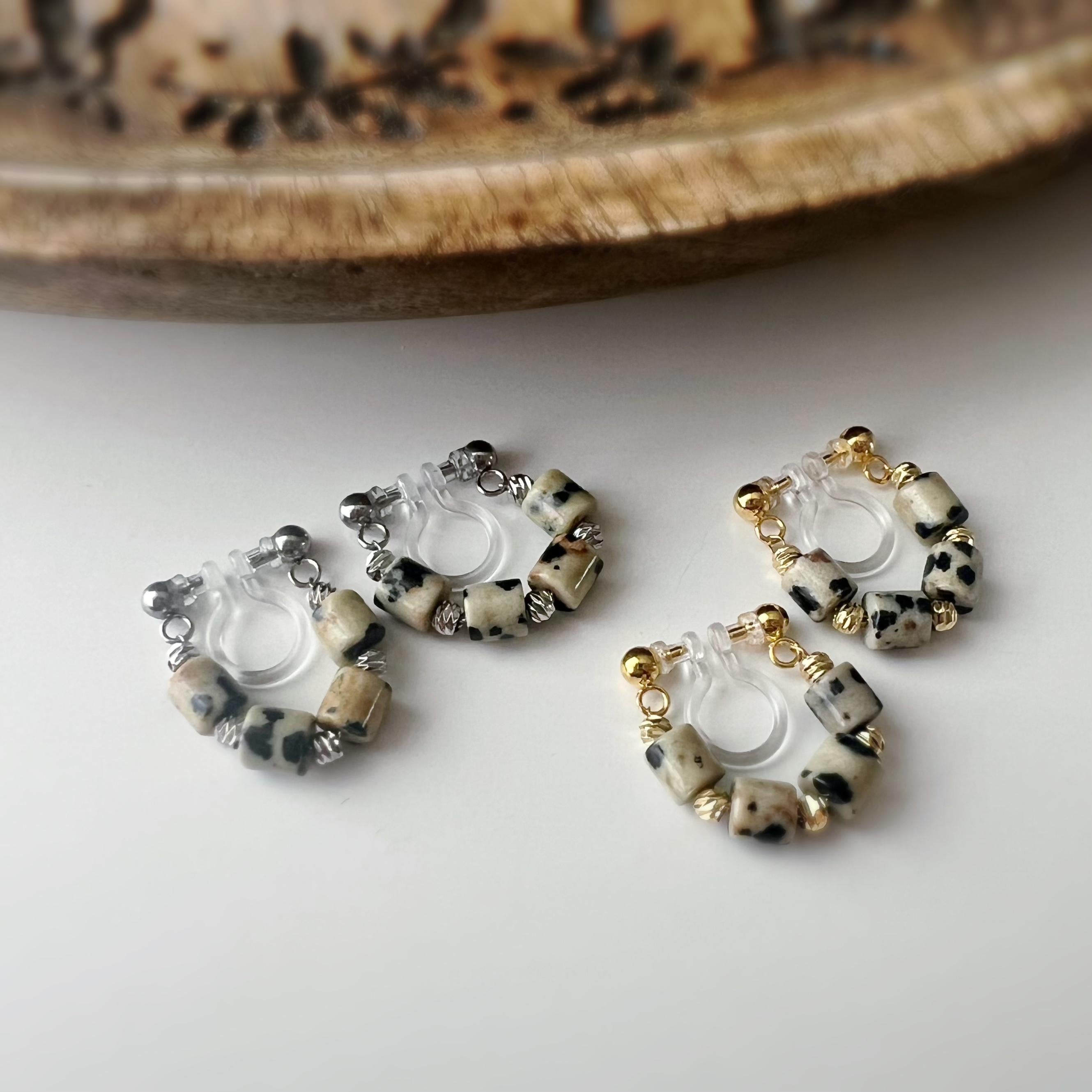 Boucles d'oreilles clip élégantes Perles cylindriques pierres dalmate blanc Perle gravée dorée /argentée. Confortable look raffiné naturel