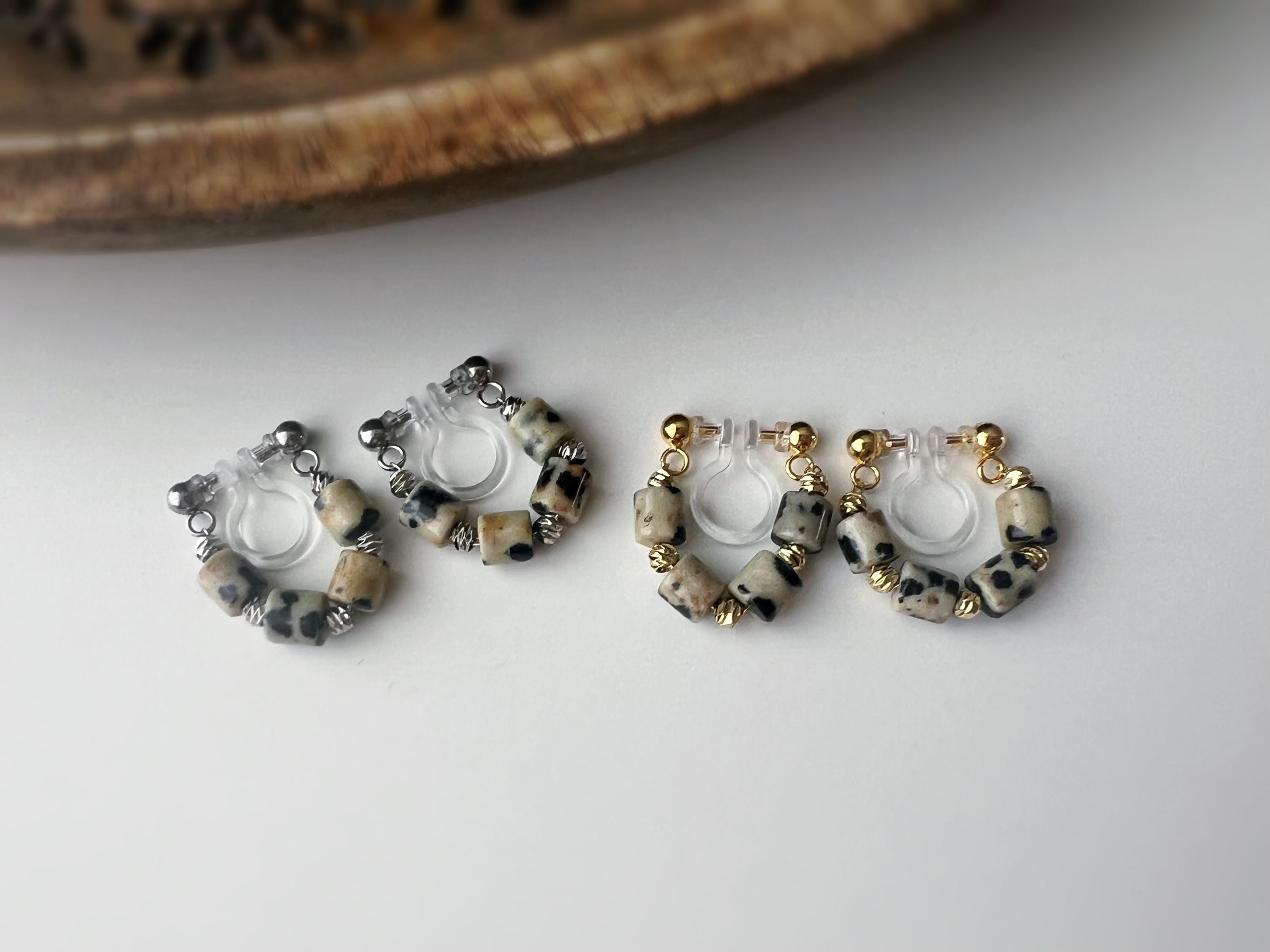 Boucles d'oreilles clip élégantes Perles cylindriques pierres dalmate blanc Perle gravée dorée /argentée. Confortable look raffiné naturel