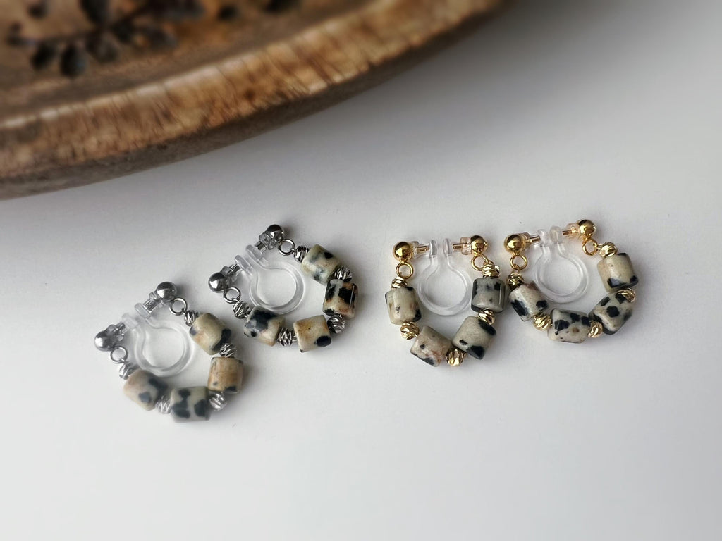 Boucles d'oreilles clip élégantes Perles cylindriques pierres dalmate blanc Perle gravée dorée /argentée. Confortable look raffiné naturel