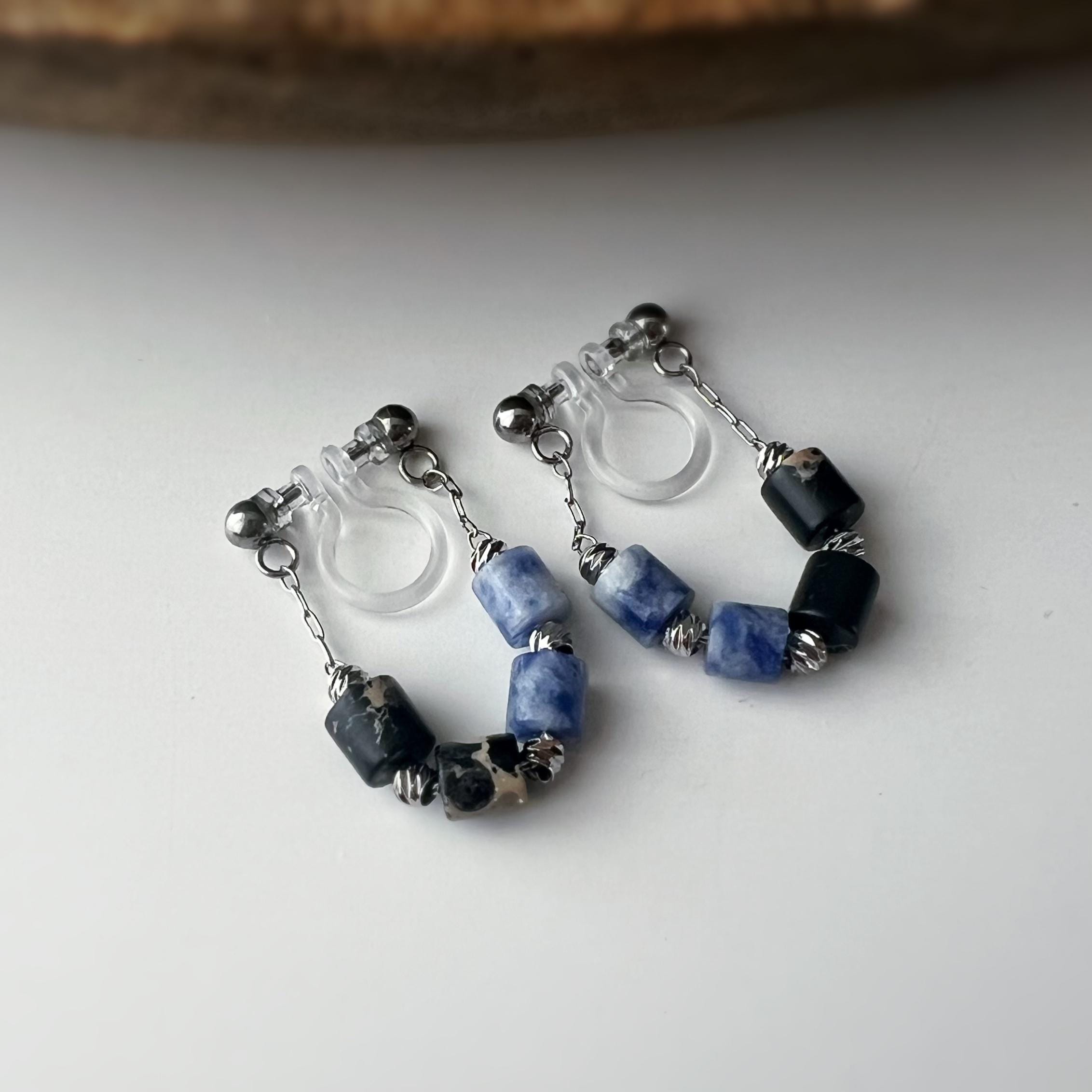 Boucles d'oreilles clip élégantes Perles cylindriques pierres noir bleu Mini perle gravée dorée /argentée. Confortable look raffiné naturel