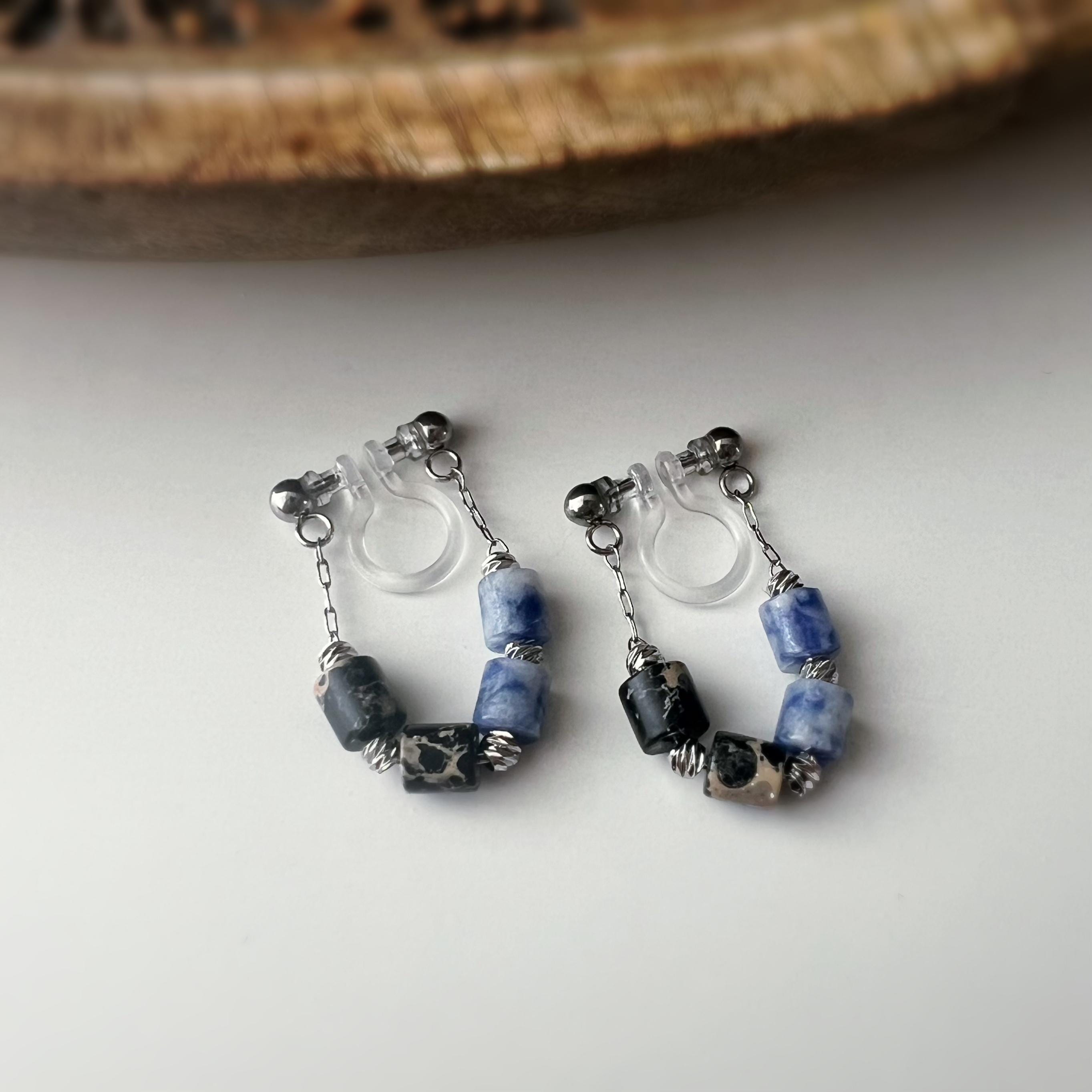 Boucles d'oreilles clip élégantes Perles cylindriques pierres noir bleu Mini perle gravée dorée /argentée. Confortable look raffiné naturel