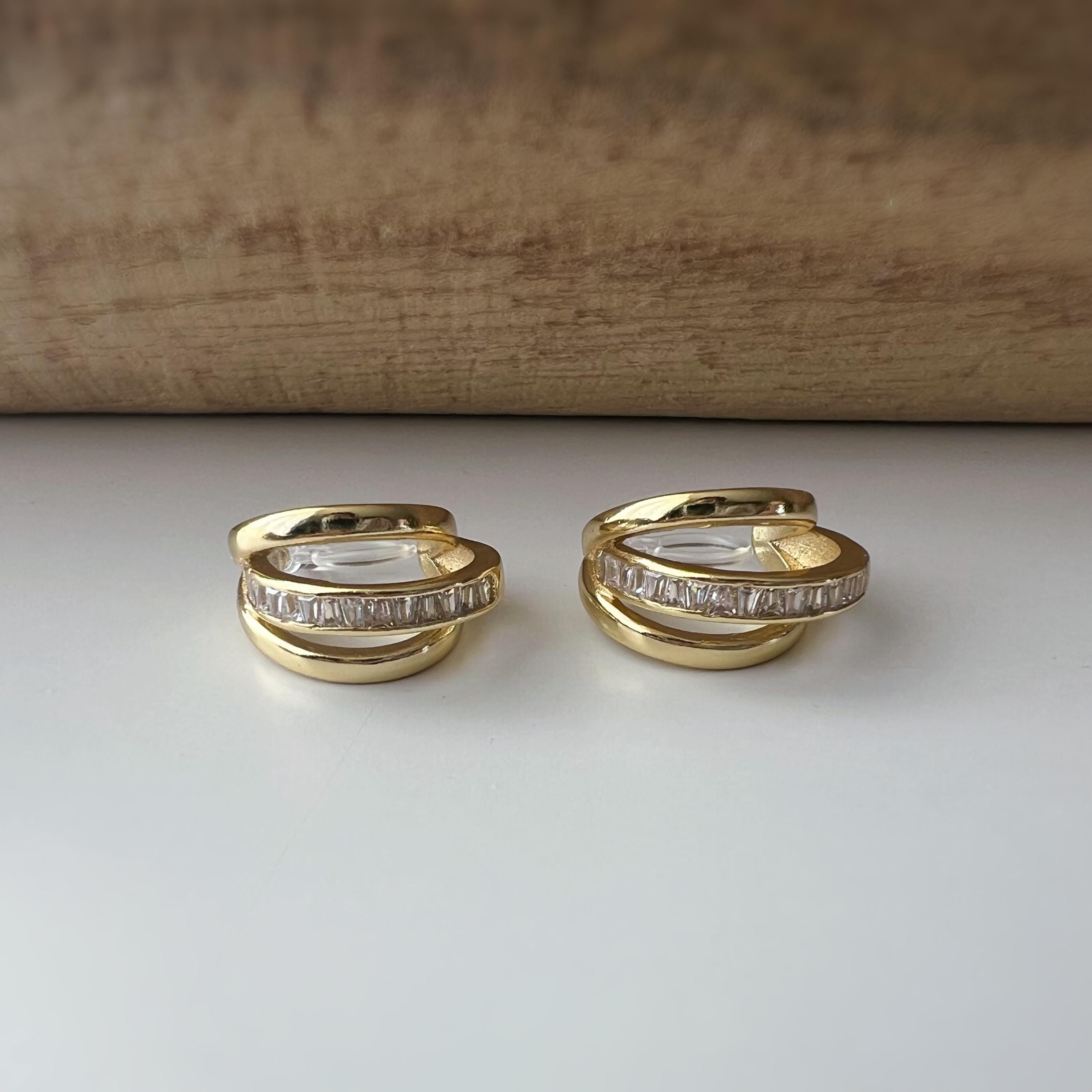 Boucles d'oreilles clip dorée triple anneau ornées strass scintillants Élégantes raffinées elles apportent une touche lumineuse sophistiquée