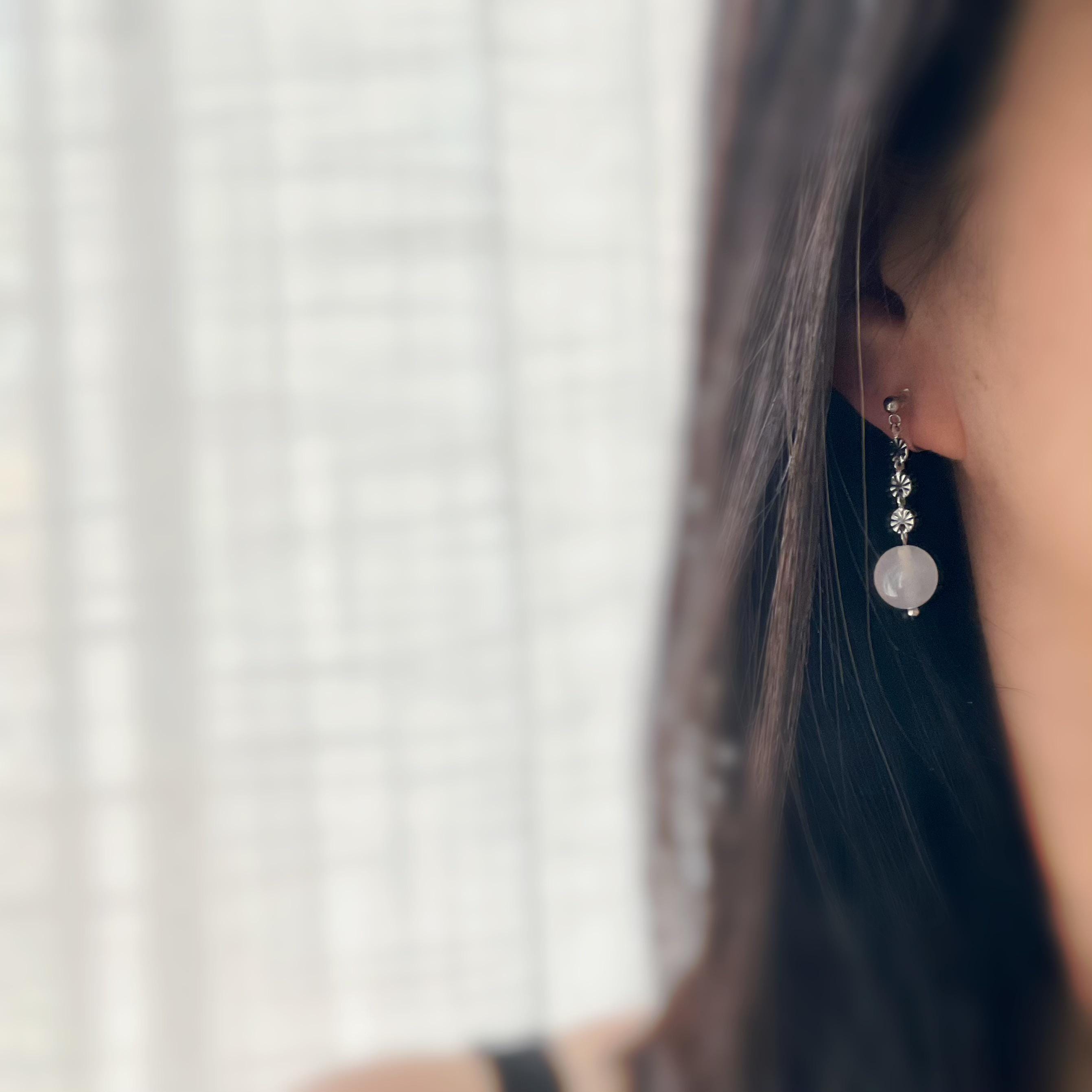 Boucles d'oreilles clip élégantes avec perles rondes en agate blanc chaîne argentés floraux Idéales pour une touche raffinée et intemporelle