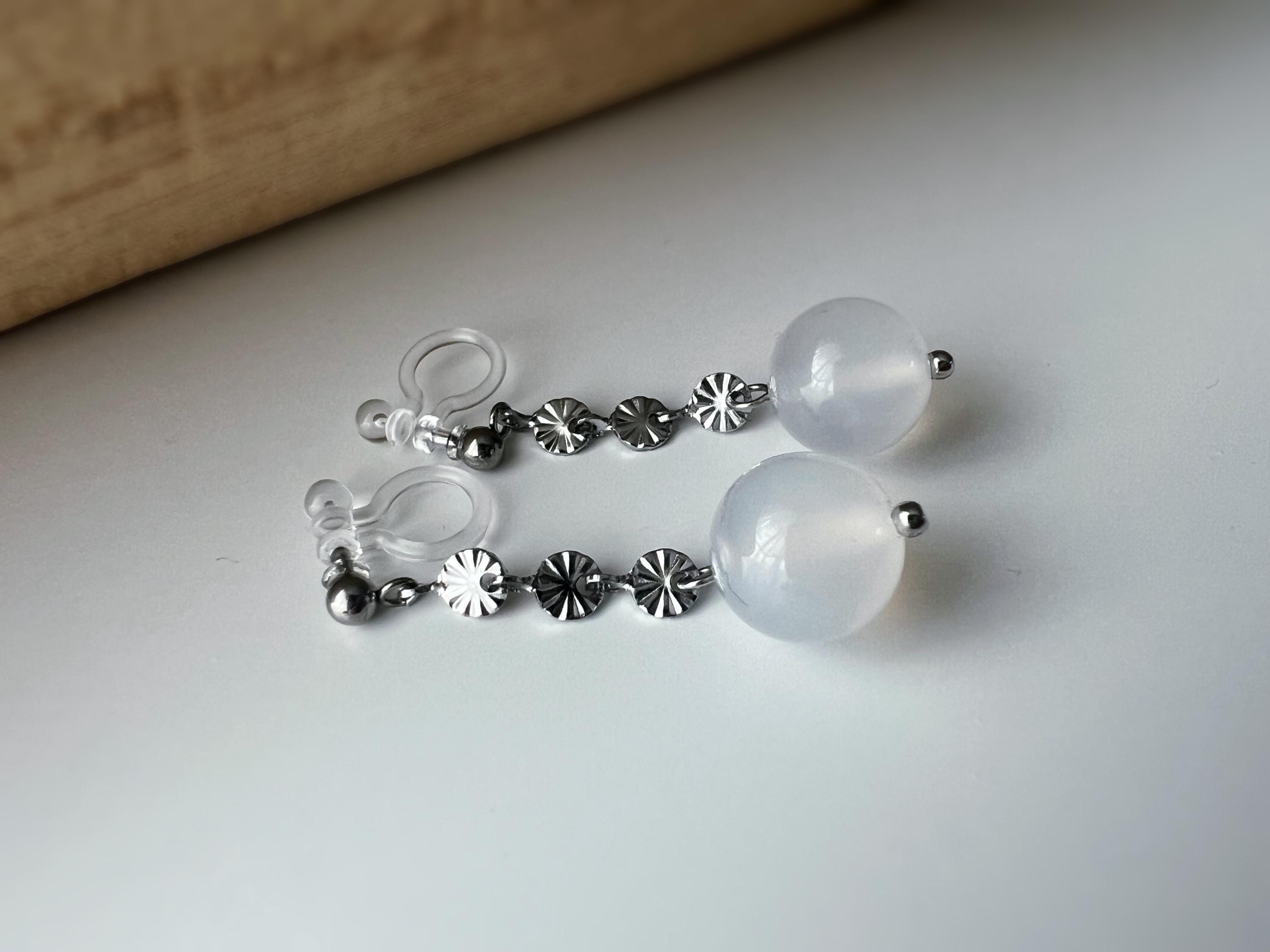 Boucles d'oreilles clip élégantes avec perles rondes en agate blanc chaîne argentés floraux Idéales pour une touche raffinée et intemporelle