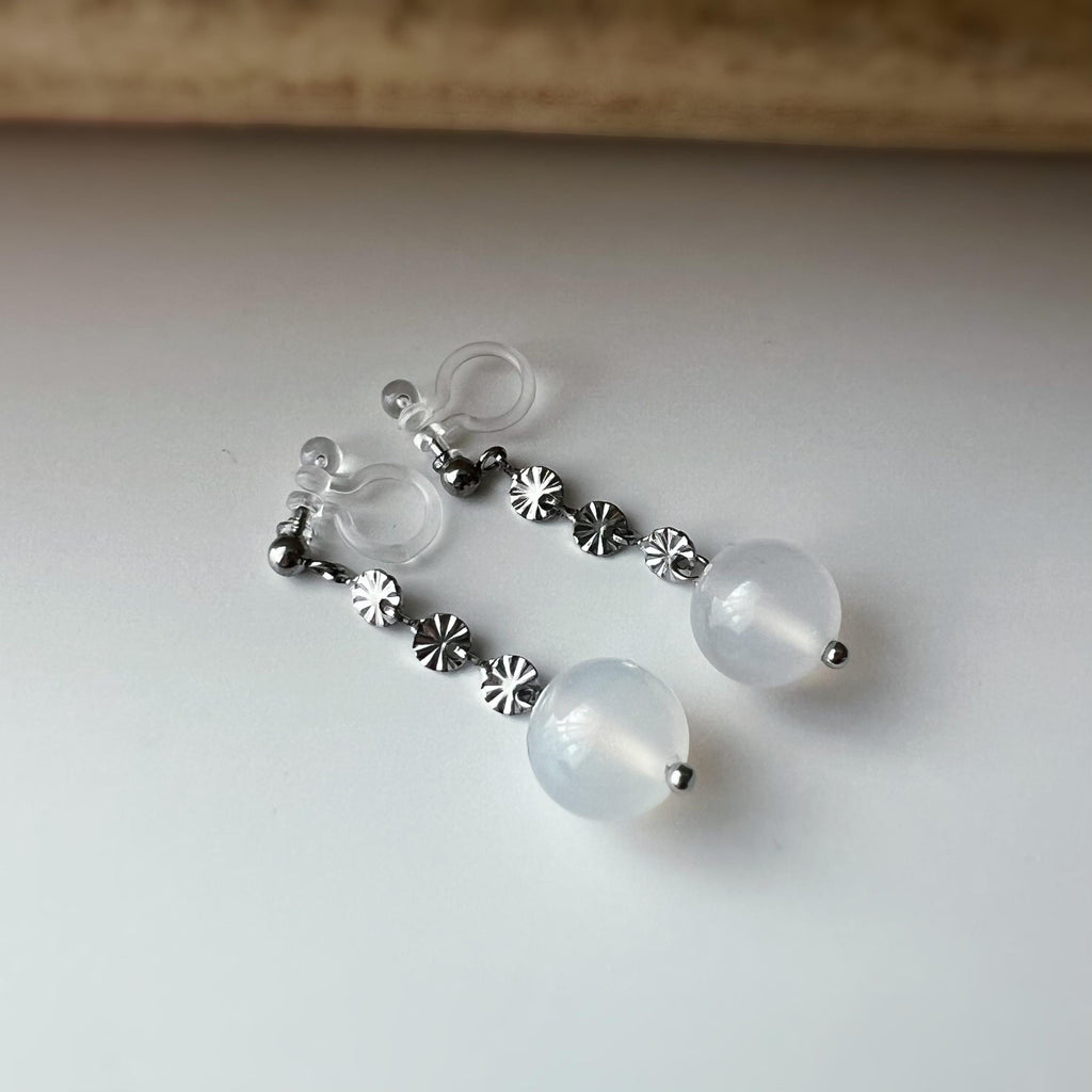Boucles d'oreilles clip élégantes avec perles rondes en agate blanc chaîne argentés floraux Idéales pour une touche raffinée et intemporelle