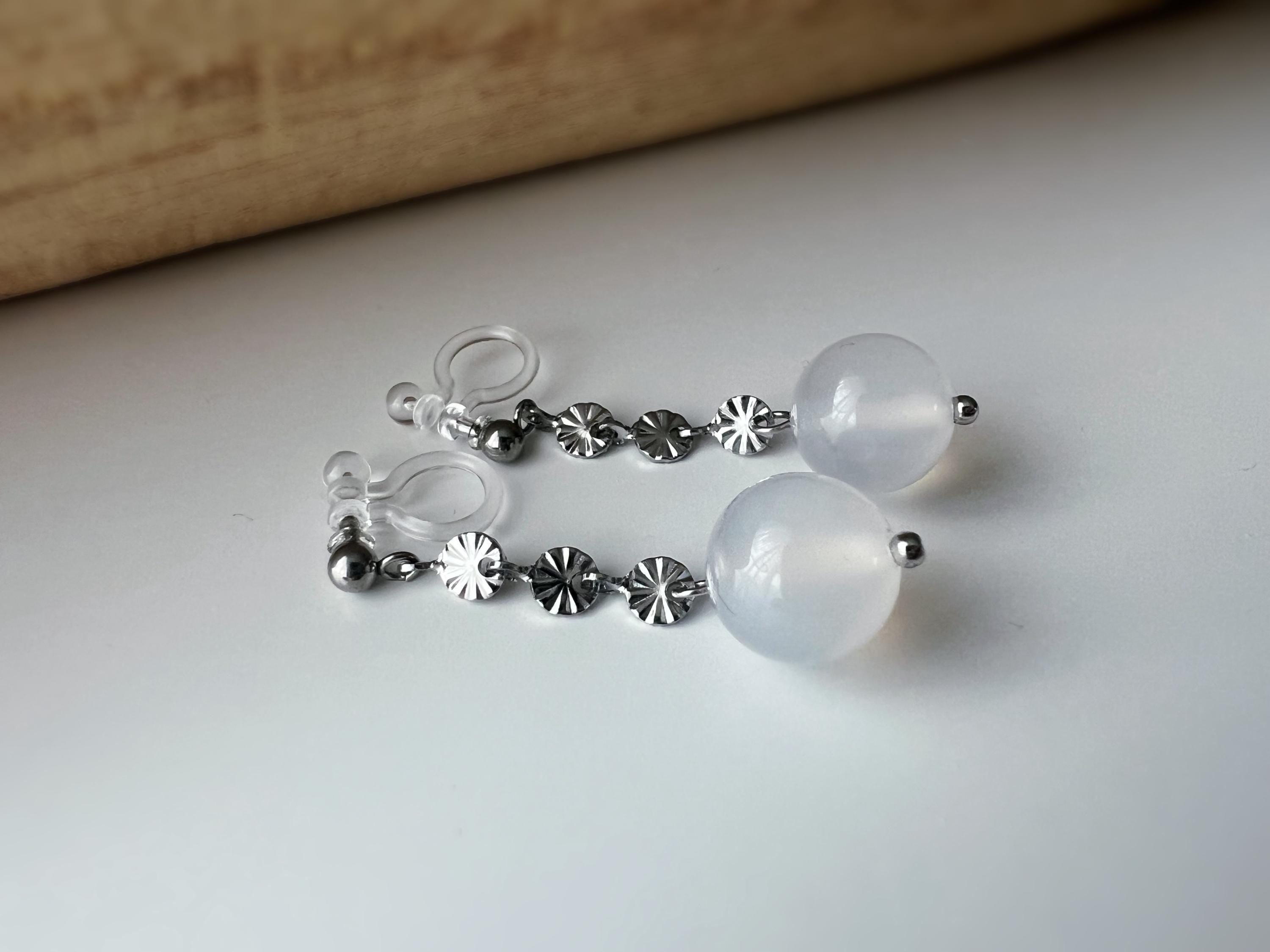 Boucles d'oreilles clip élégantes avec perles rondes en agate blanc chaîne argentés floraux Idéales pour une touche raffinée et intemporelle