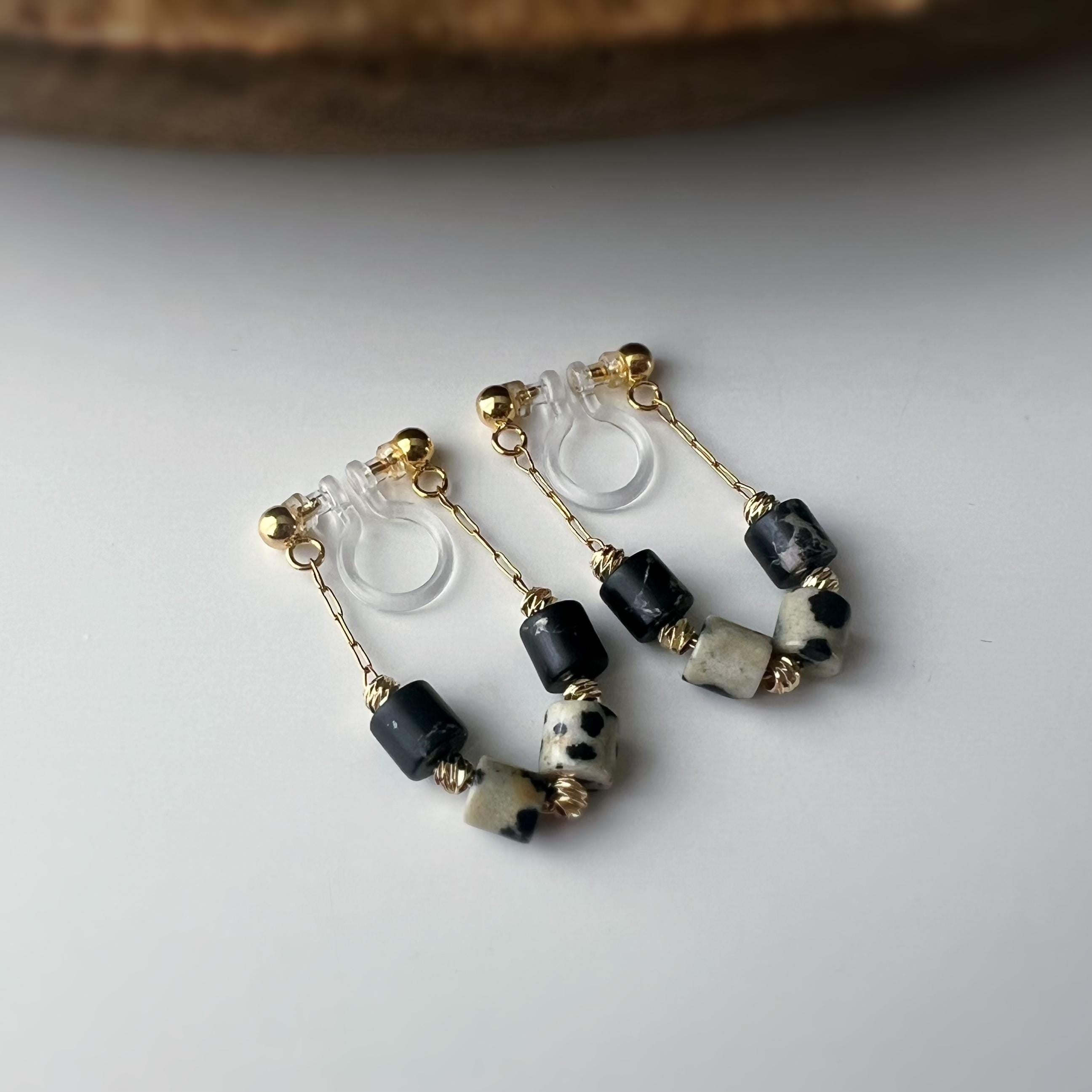 Boucles d'oreilles clip élégantes Perles cylindriques pierres noir blanc Mini perle gravée dorée /argentée. Confortable look raffiné naturel