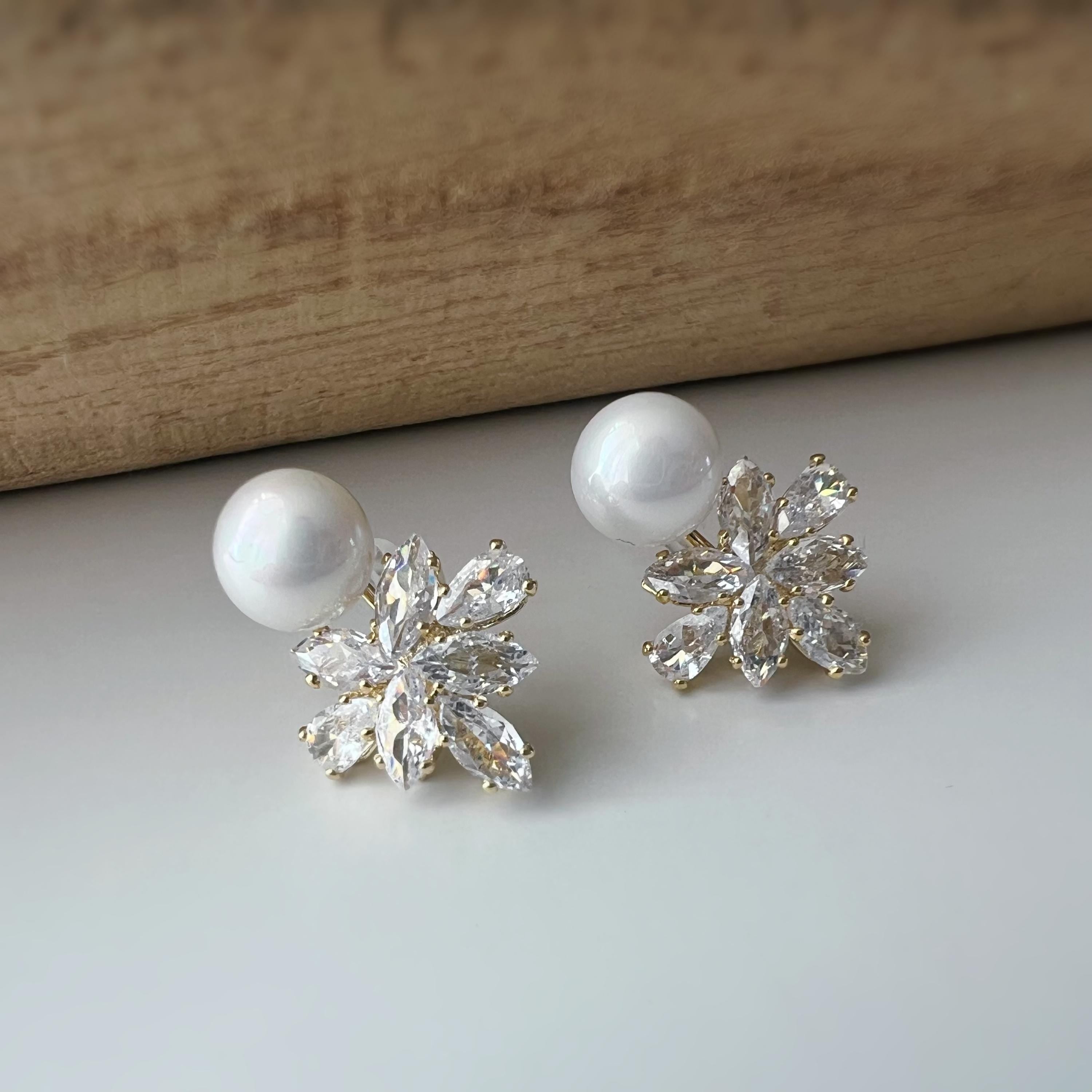 Clips d'oreilles élégants avec perles et cristaux en forme de fleur/ feuille. Un design raffiné, idéal pour une touche sophistiquée