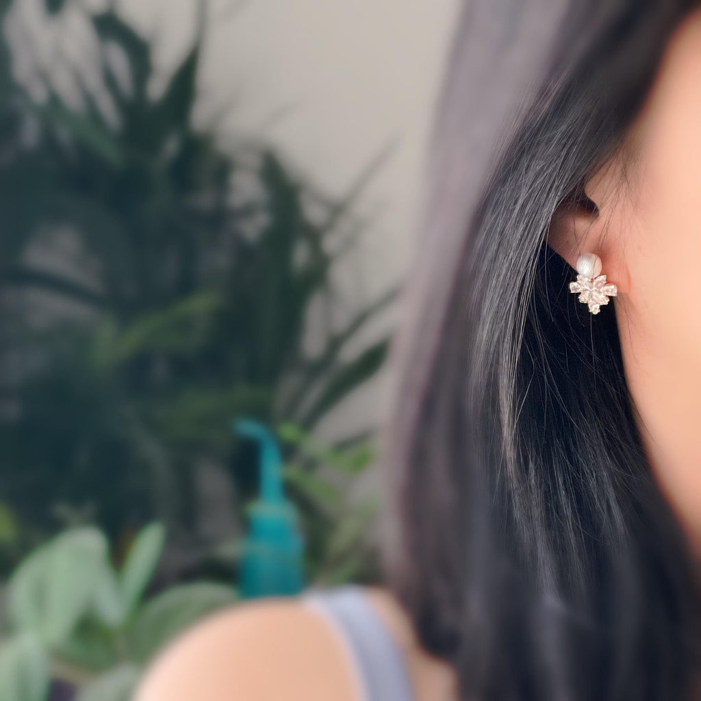 Clips d'oreilles élégants avec perles et cristaux en forme de fleur/ feuille. Un design raffiné, idéal pour une touche sophistiquée