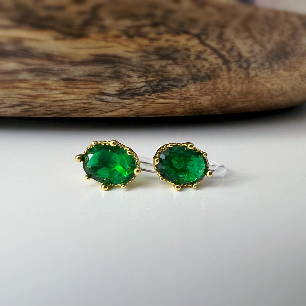 Boucles d'oreilles clips pierres vert émeraude scintillantes serties dans un cadre argenté raffiné Idéales pour une touche de sophistication