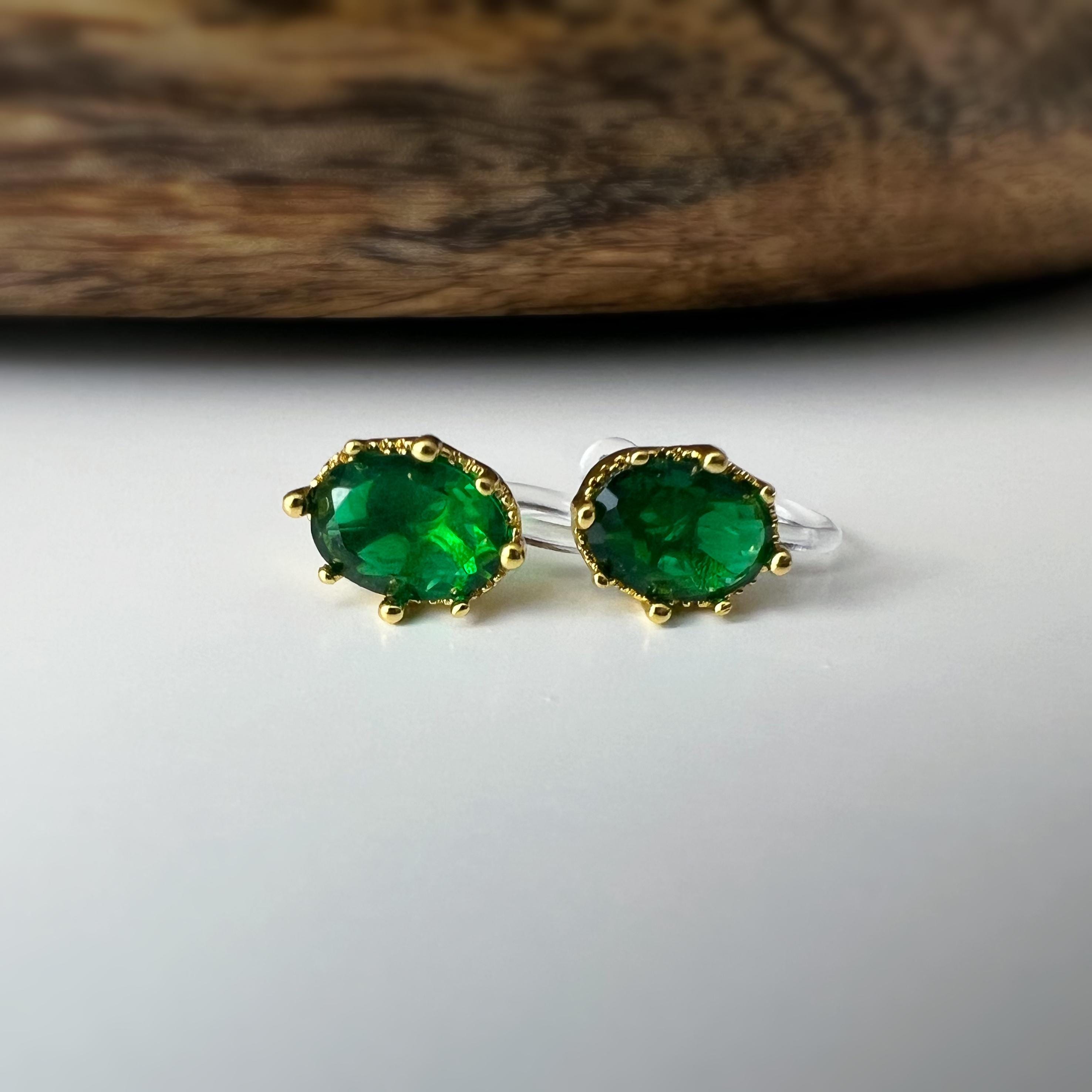 Boucles d'oreilles clips pierres vert émeraude scintillantes serties dans un cadre argenté raffiné Idéales pour une touche de sophistication