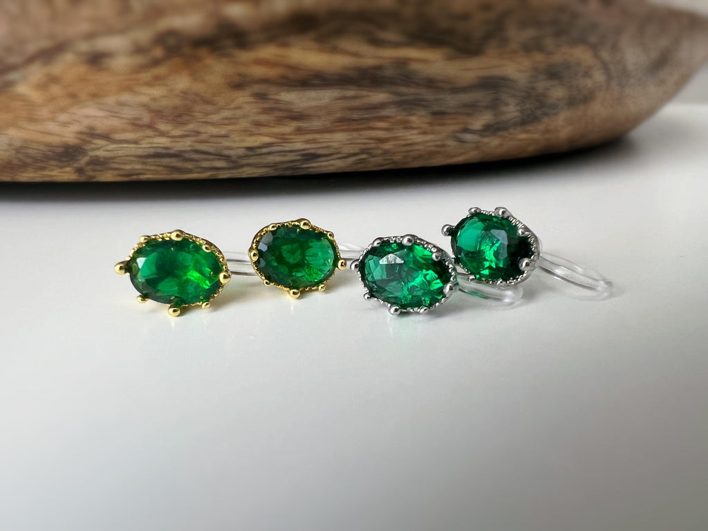 Boucles d'oreilles clips pierres vert émeraude scintillantes serties dans un cadre argenté raffiné Idéales pour une touche de sophistication