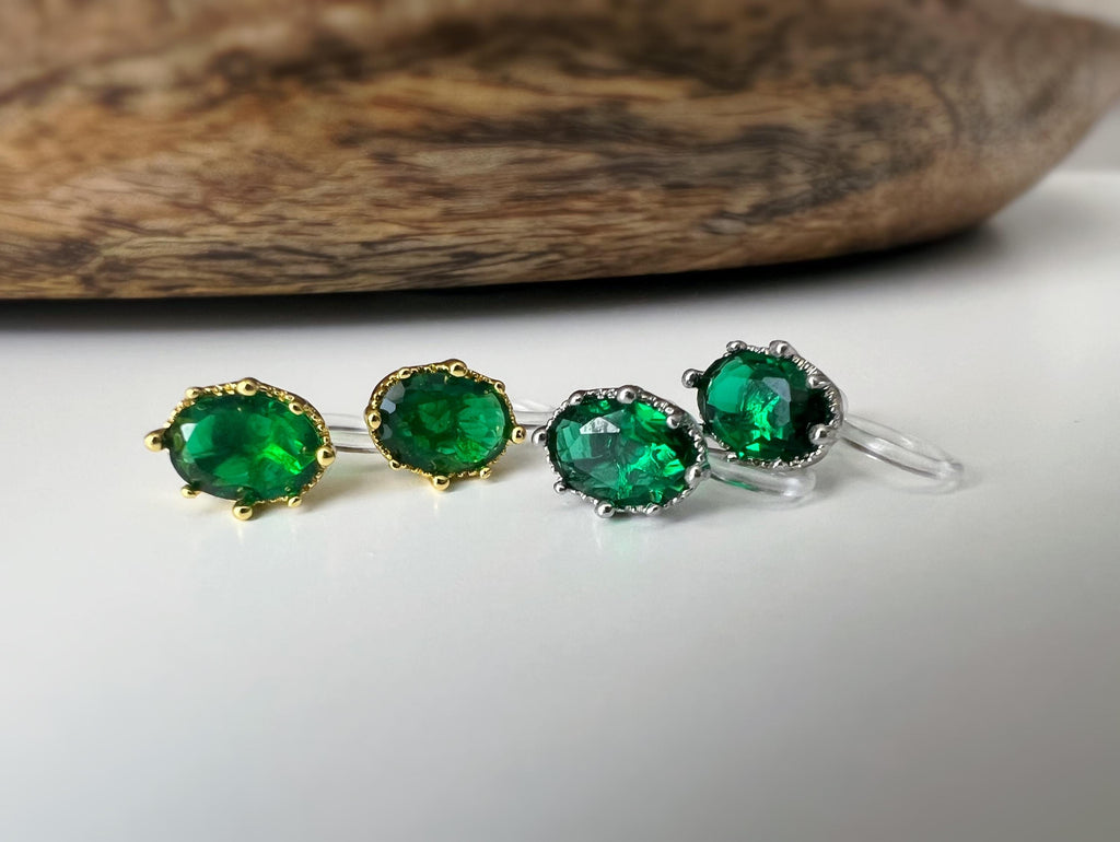 Boucles d'oreilles clips pierres vert émeraude scintillantes serties dans un cadre argenté raffiné Idéales pour une touche de sophistication