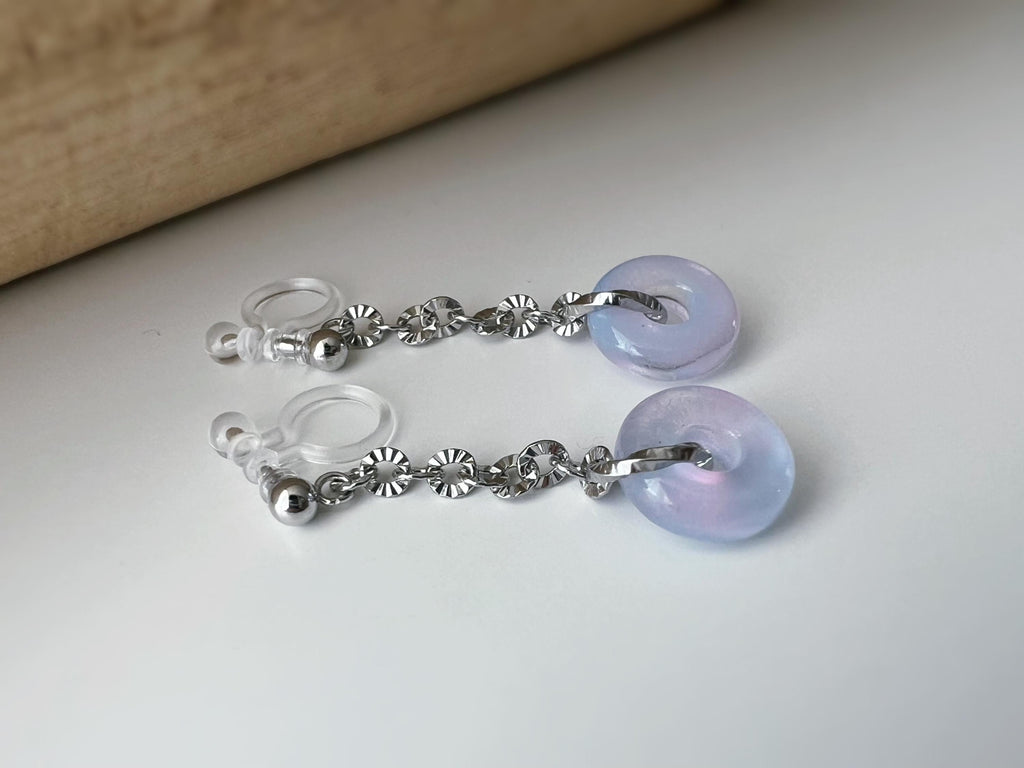 Boucles d'oreilles clips raffinées argent pendentif en verre rose bleu détails floraux Un bijou élégant et délicat pour une touche lumineuse