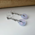Boucles d'oreilles clips raffinées argent pendentif en verre rose bleu détails floraux Un bijou élégant et délicat pour une touche lumineuse
