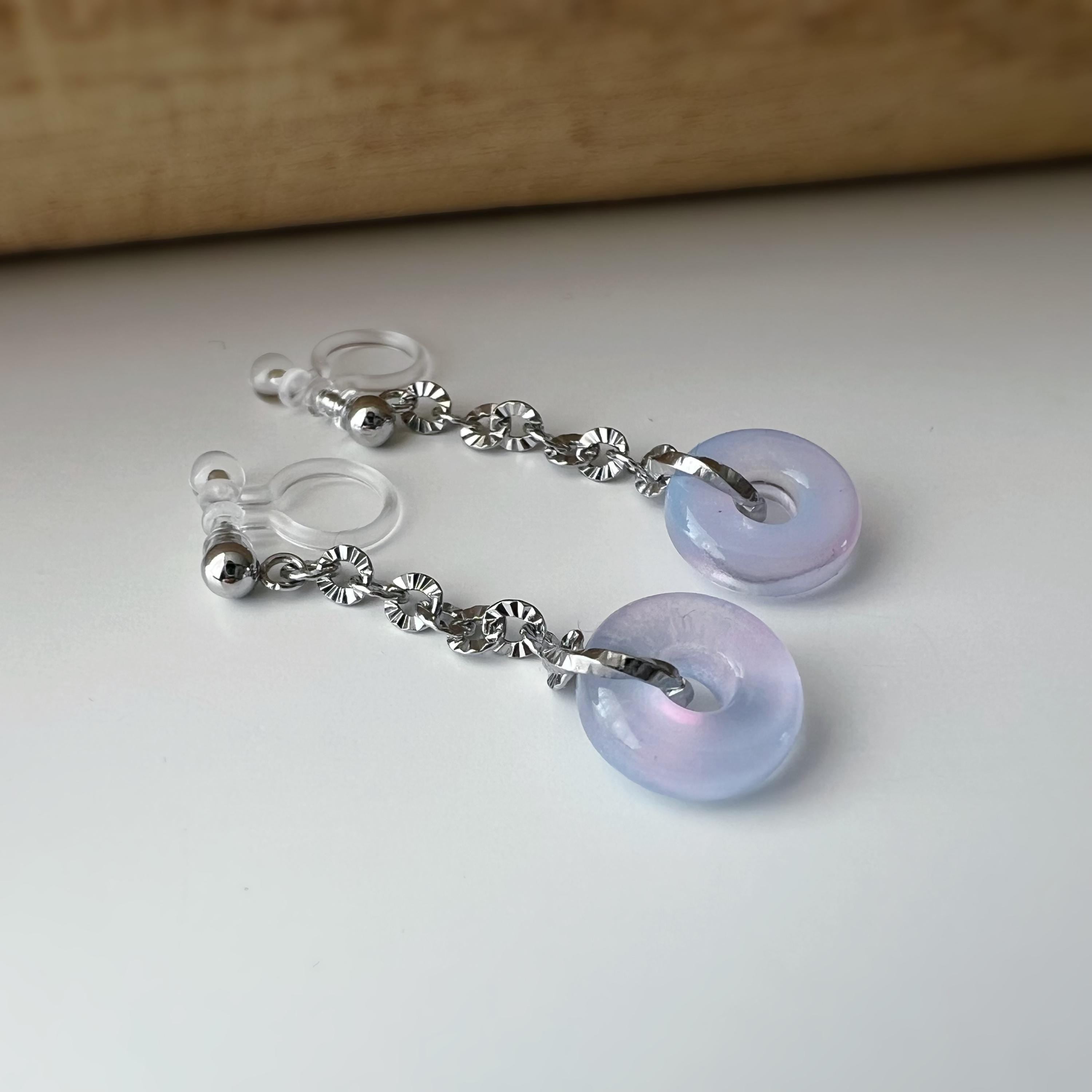 Boucles d'oreilles clips raffinées argent pendentif en verre rose bleu détails floraux Un bijou élégant et délicat pour une touche lumineuse