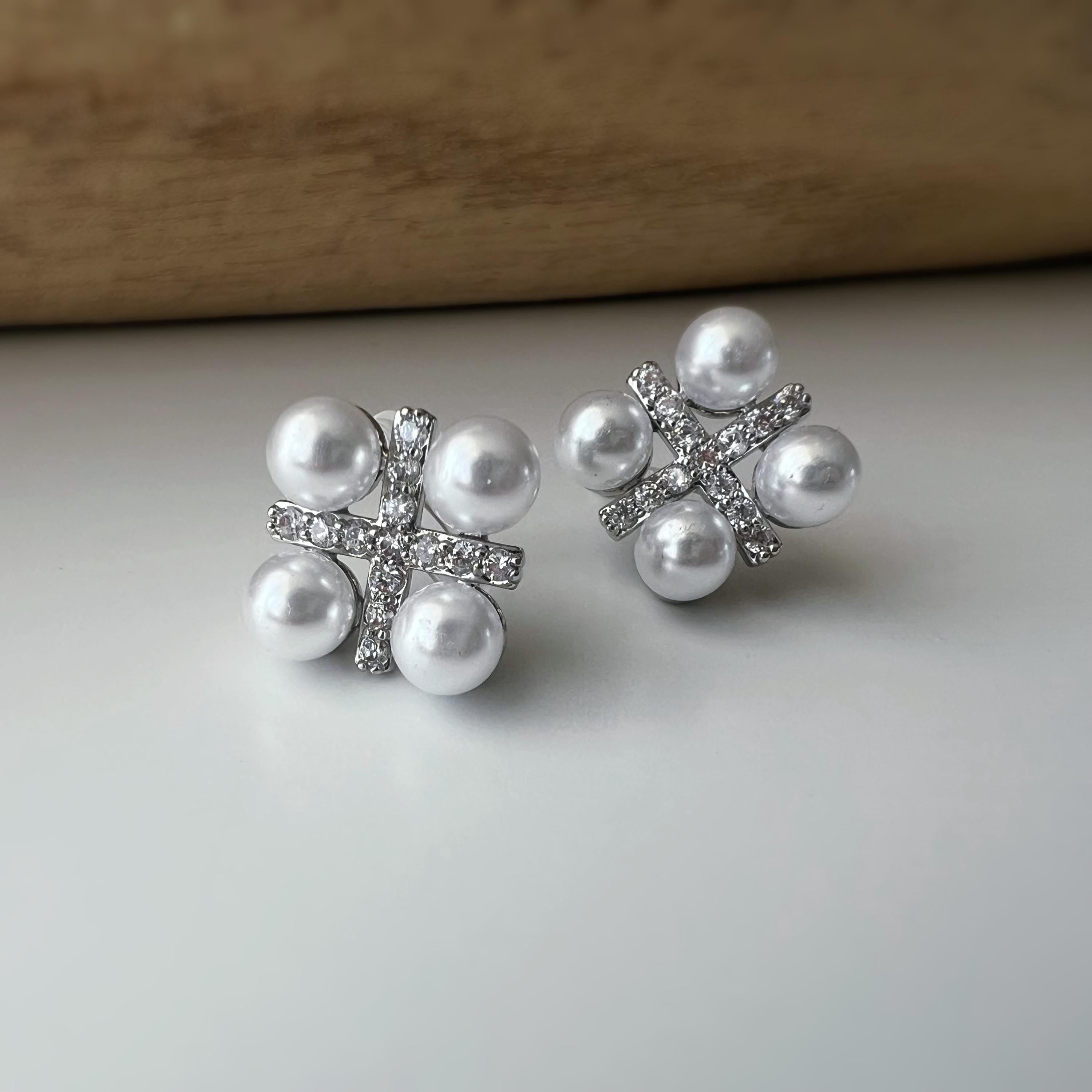 Boucles d'oreilles clips élégantes en perles et strass or/ argent. Un design raffiné en forme de fleur pour une touche chic et sophistiquée.
