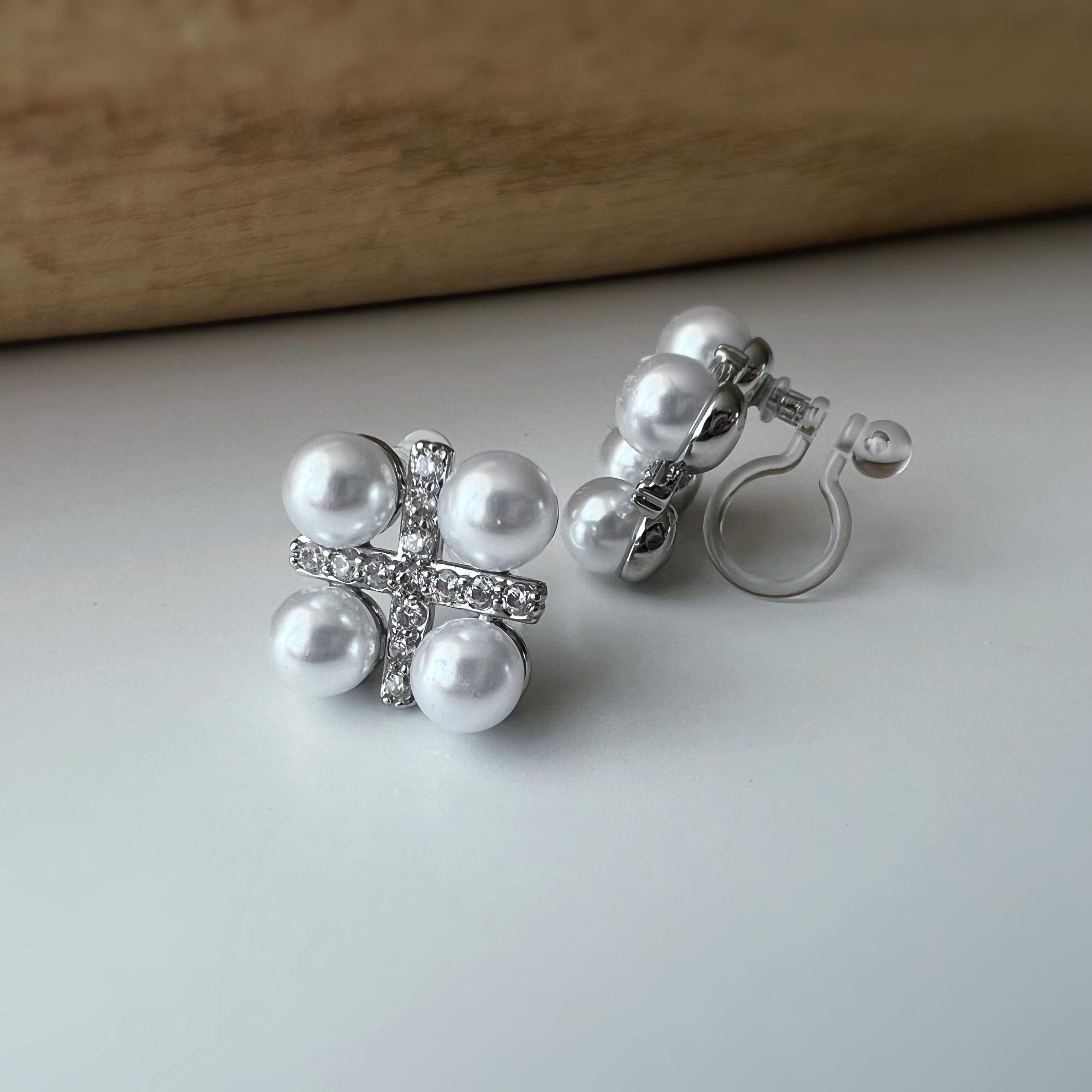 Boucles d'oreilles clips élégantes en perles et strass or/ argent. Un design raffiné en forme de fleur pour une touche chic et sophistiquée.