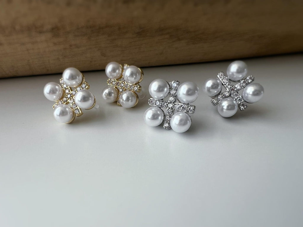 Boucles d'oreilles clips élégantes en perles et strass or/ argent. Un design raffiné en forme de fleur pour une touche chic et sophistiquée.
