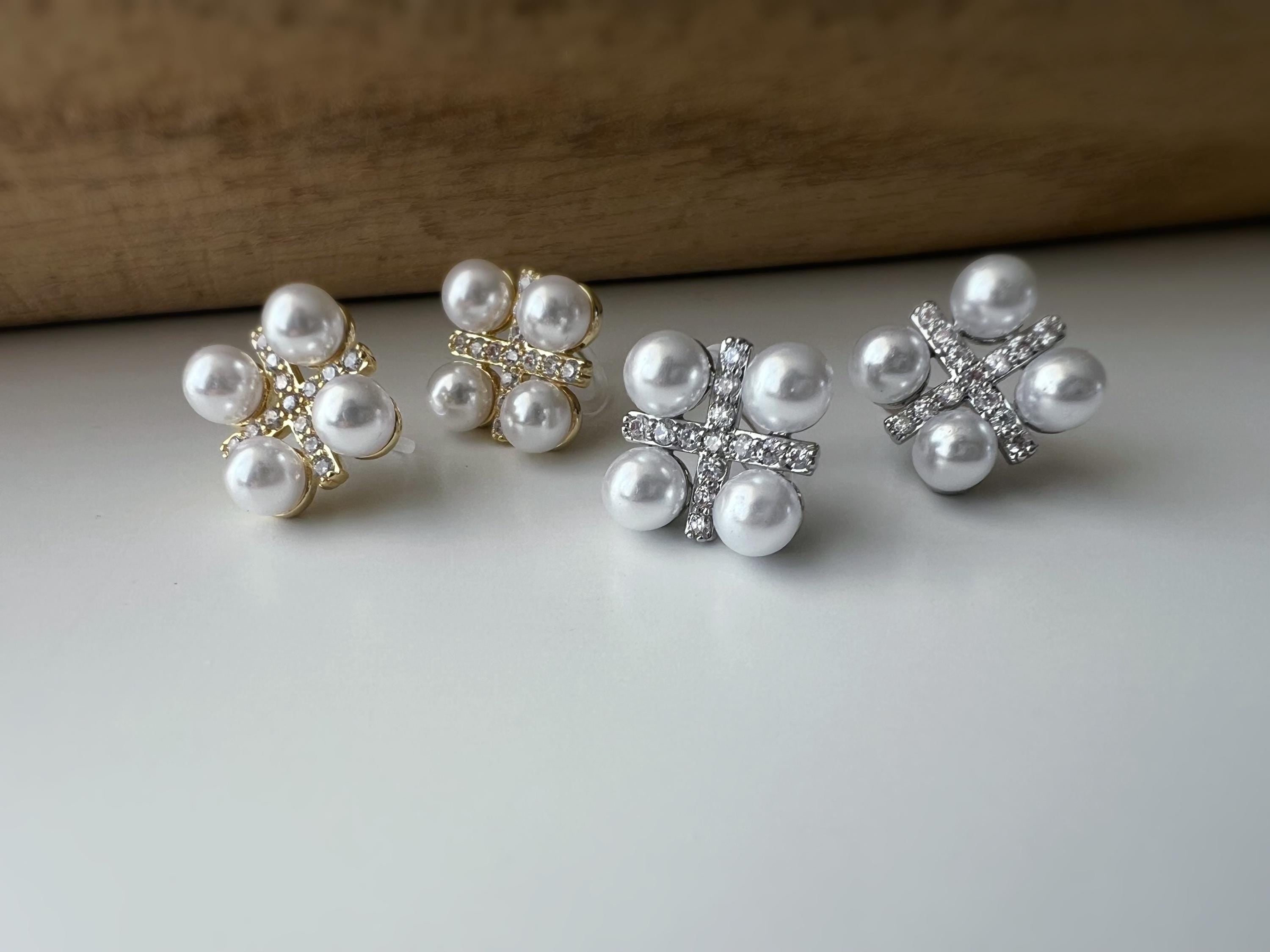 Boucles d'oreilles clips élégantes en perles et strass or/ argent. Un design raffiné en forme de fleur pour une touche chic et sophistiquée.