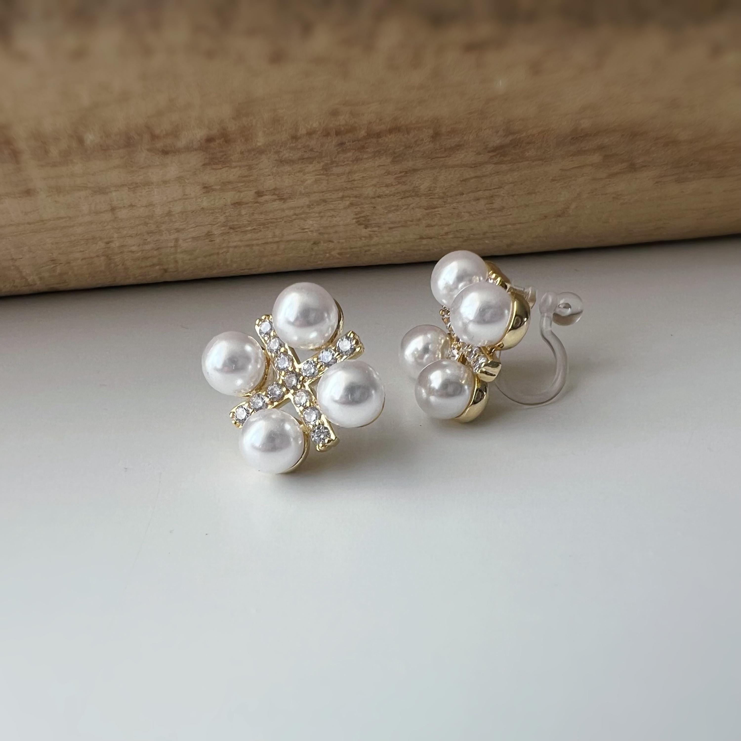 Boucles d'oreilles clips élégantes en perles et strass or/ argent. Un design raffiné en forme de fleur pour une touche chic et sophistiquée.