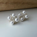 Boucles d'oreilles clips élégantes en perles et strass or/ argent. Un design raffiné en forme de fleur pour une touche chic et sophistiquée.