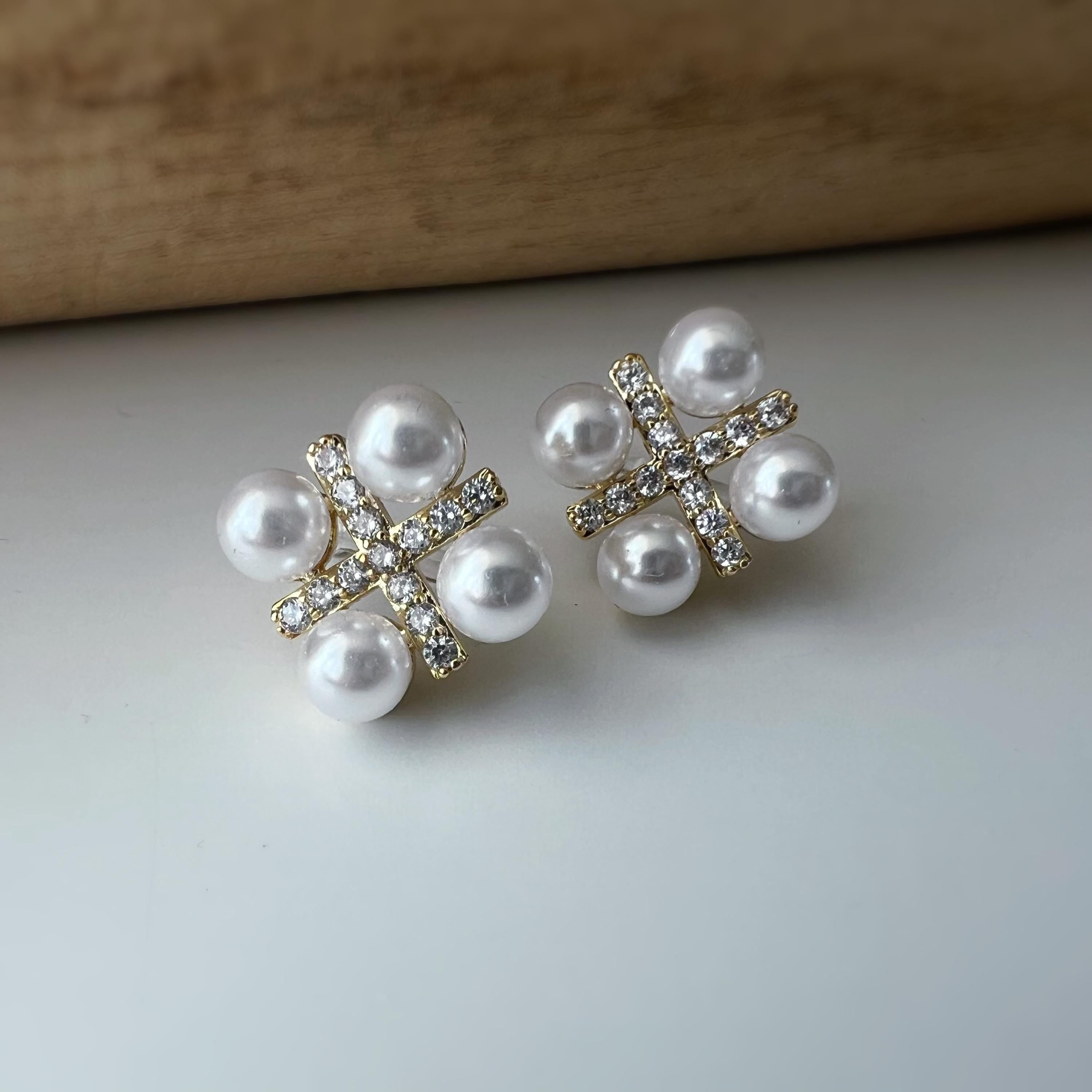Boucles d'oreilles clips élégantes en perles et strass or/ argent. Un design raffiné en forme de fleur pour une touche chic et sophistiquée.
